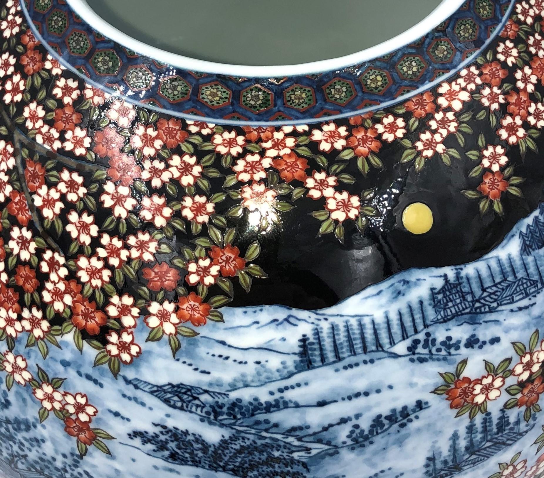 Faszinierende zeitgenössische japanische Porzellanvase in Museumsqualität, aufwändig handbemalt in Schwarz, Blau und Rot vor einem atemberaubenden kugelförmigen Hintergrund in Schwarz. Ein signiertes Meisterwerk des Porzellankünstlers der zweiten