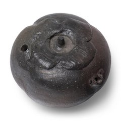Gocce d'acqua di argilla nera giapponese con cachi
