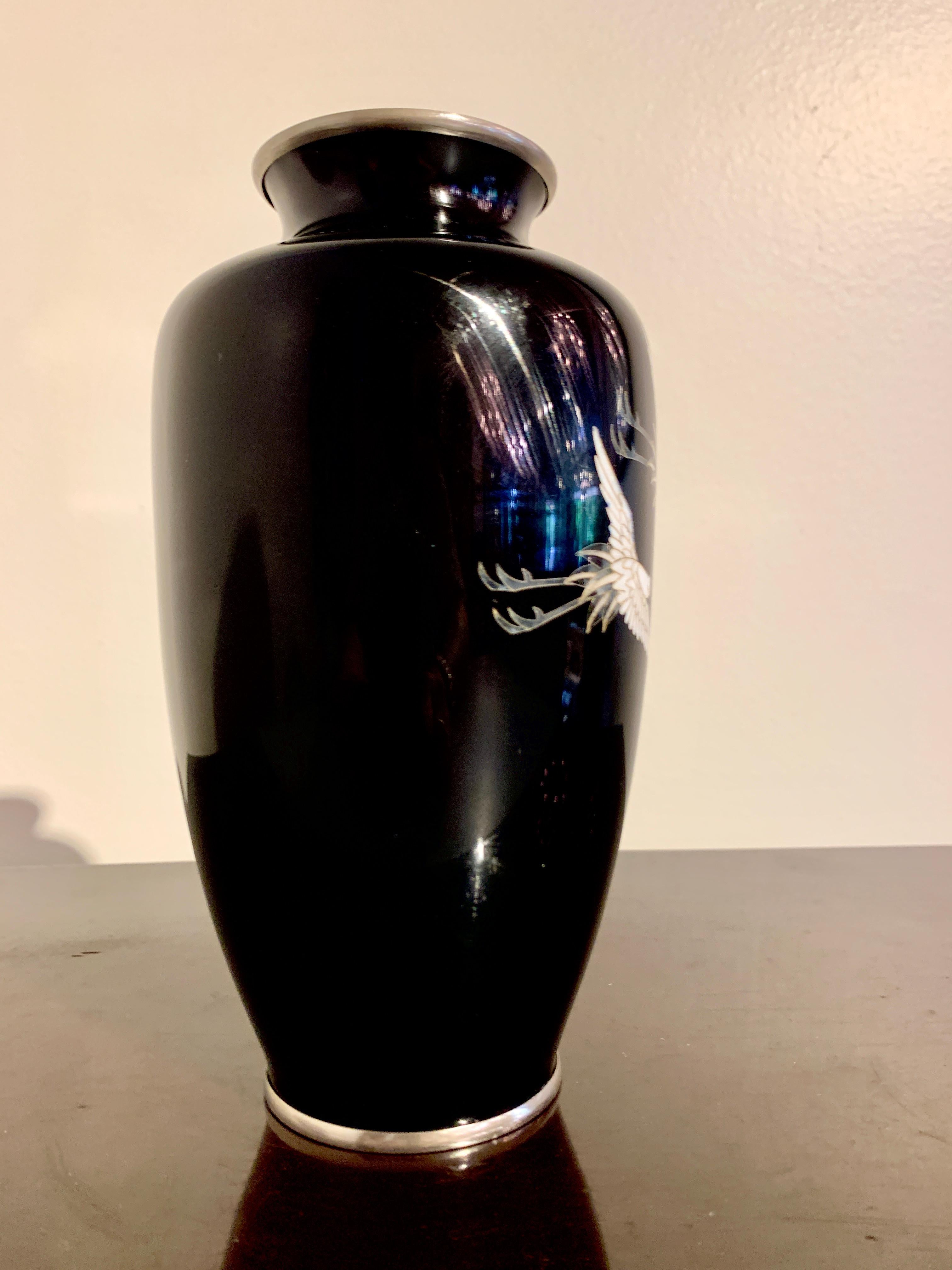 Japanische schwarze Cloisonné-Vase mit Kranichen von Sato, Mitte des 20. Jahrhunderts, Japan im Zustand „Gut“ in Austin, TX