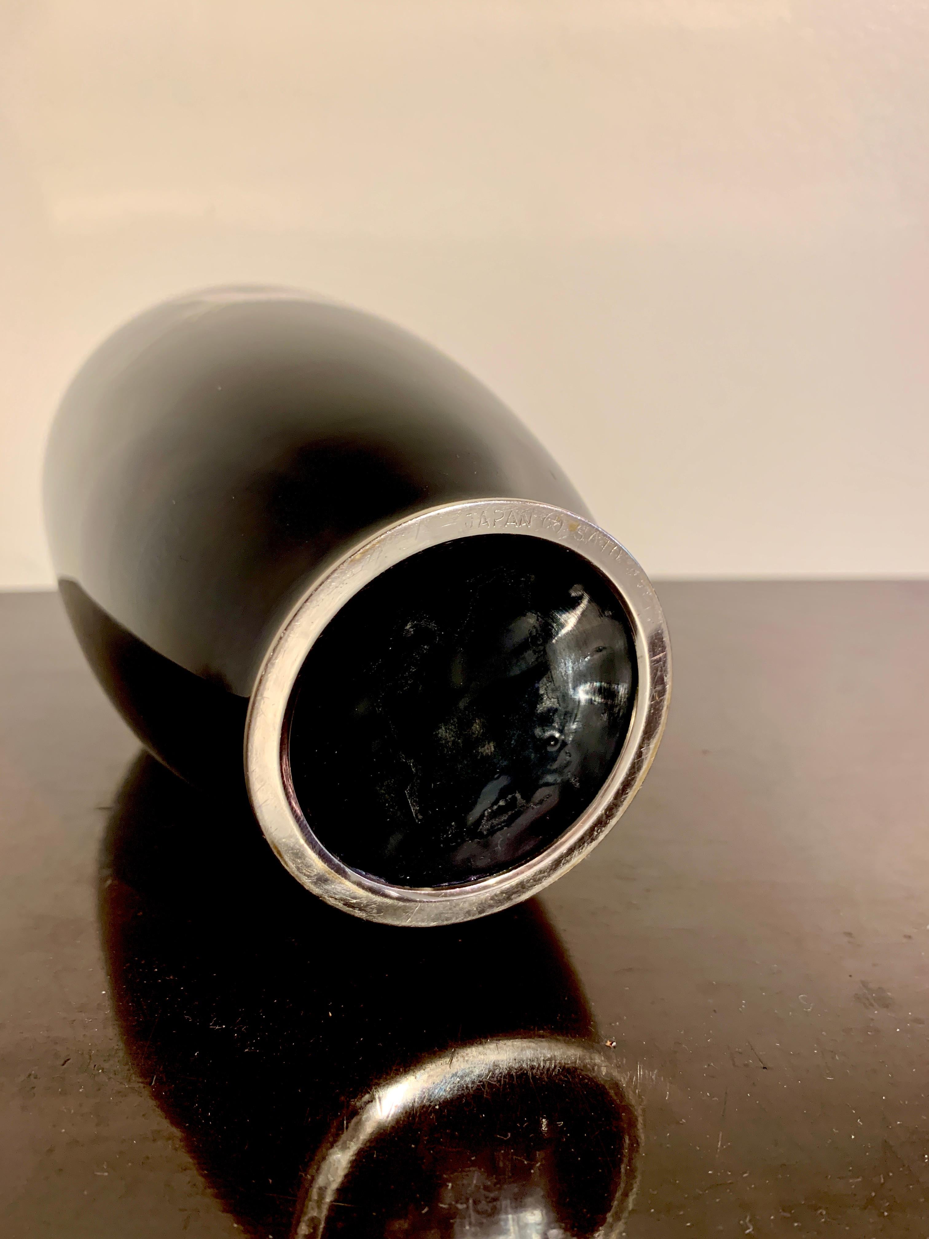 Japanische schwarze Cloisonné-Vase mit Kranichen von Sato, Mitte des 20. Jahrhunderts, Japan 3