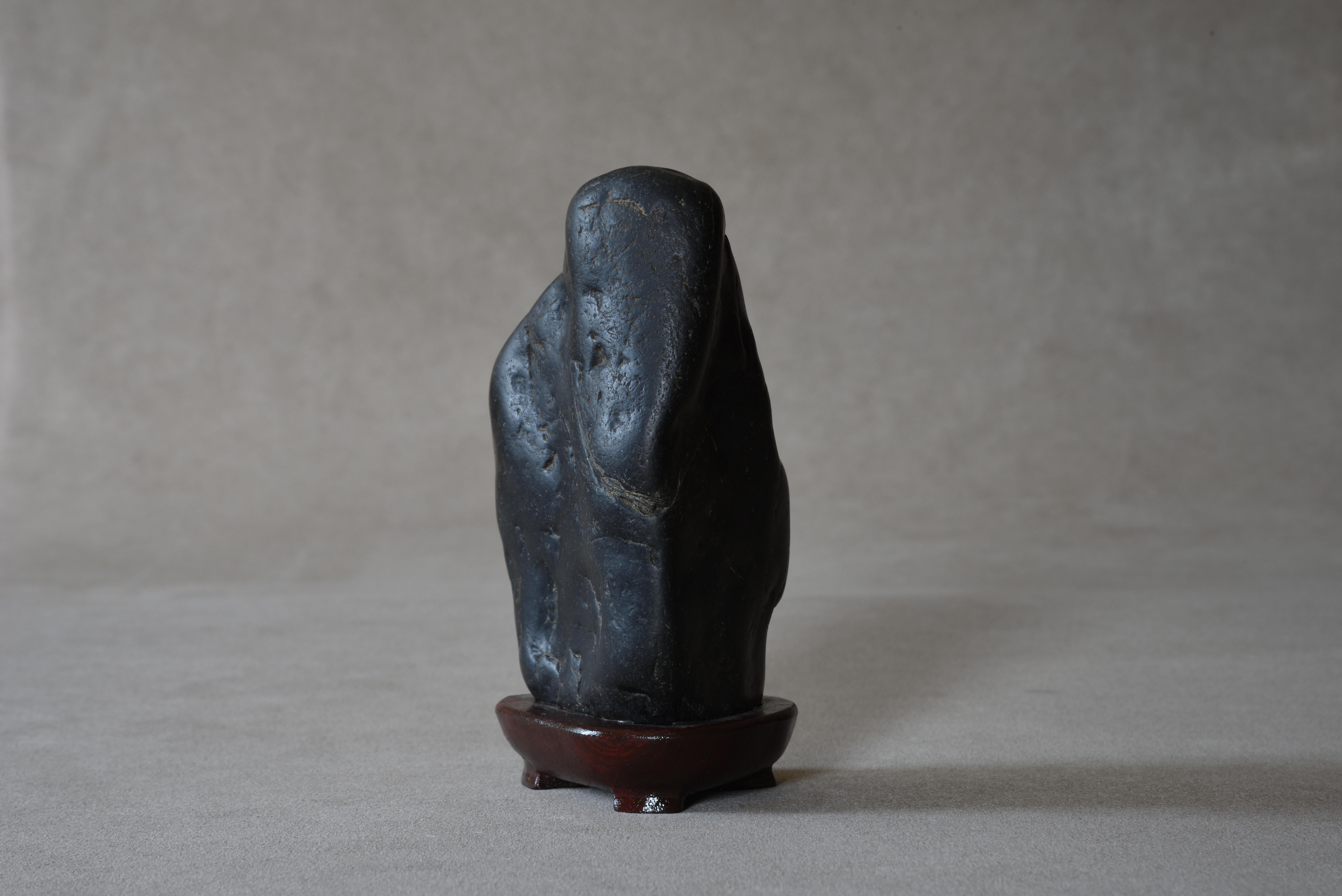 Japanischer schwarzer Kamuy-Kotan Suiseki Gott Stein (18. Jahrhundert und früher) im Angebot