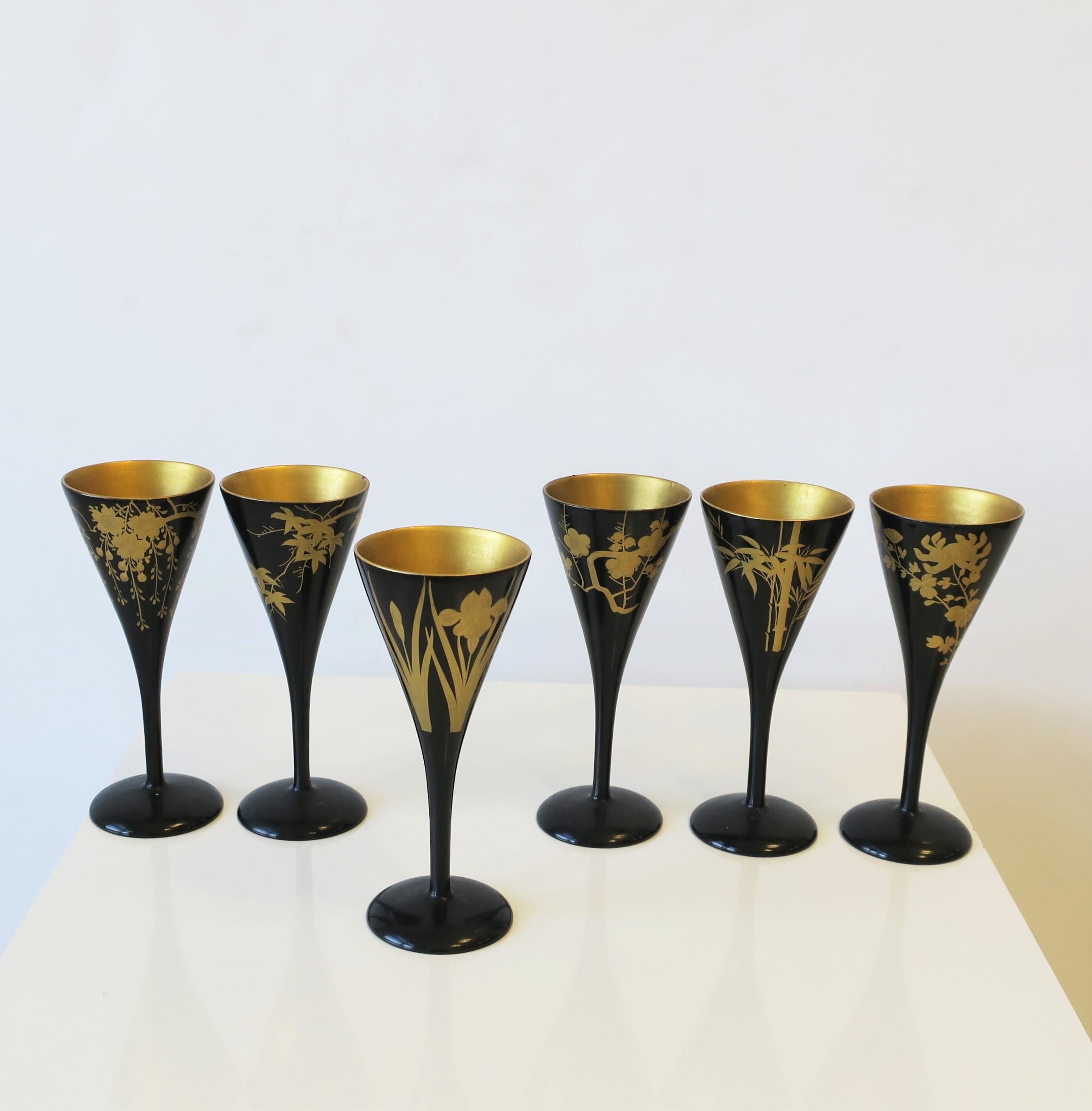 Japanese Black Lacquer & Gold Sake, Champagne Flutes or Wine Stemware, Set of 6 In Good Condition For Sale In New York, NY