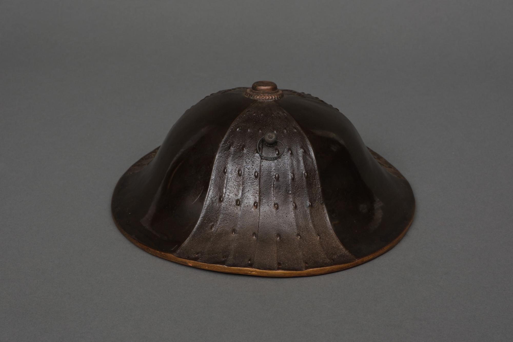 Japanese black lacquer bajô jingasa 馬上陣笠 (samurai hat) with family crest In Good Condition In Amsterdam, NL