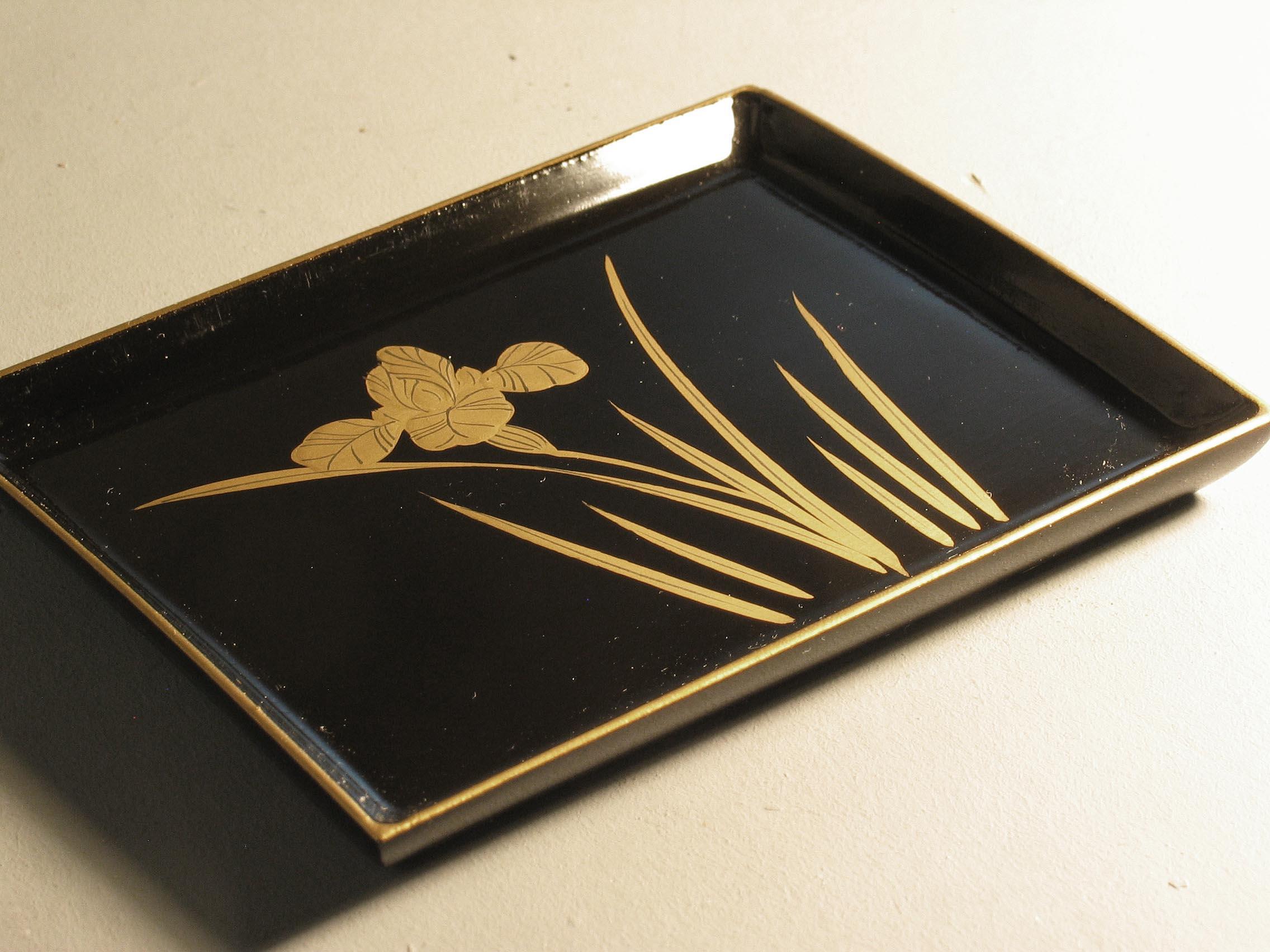 Boîte japonaise en laque noire accompagnée d'une plaque Arita bleue et blanche en vente 3