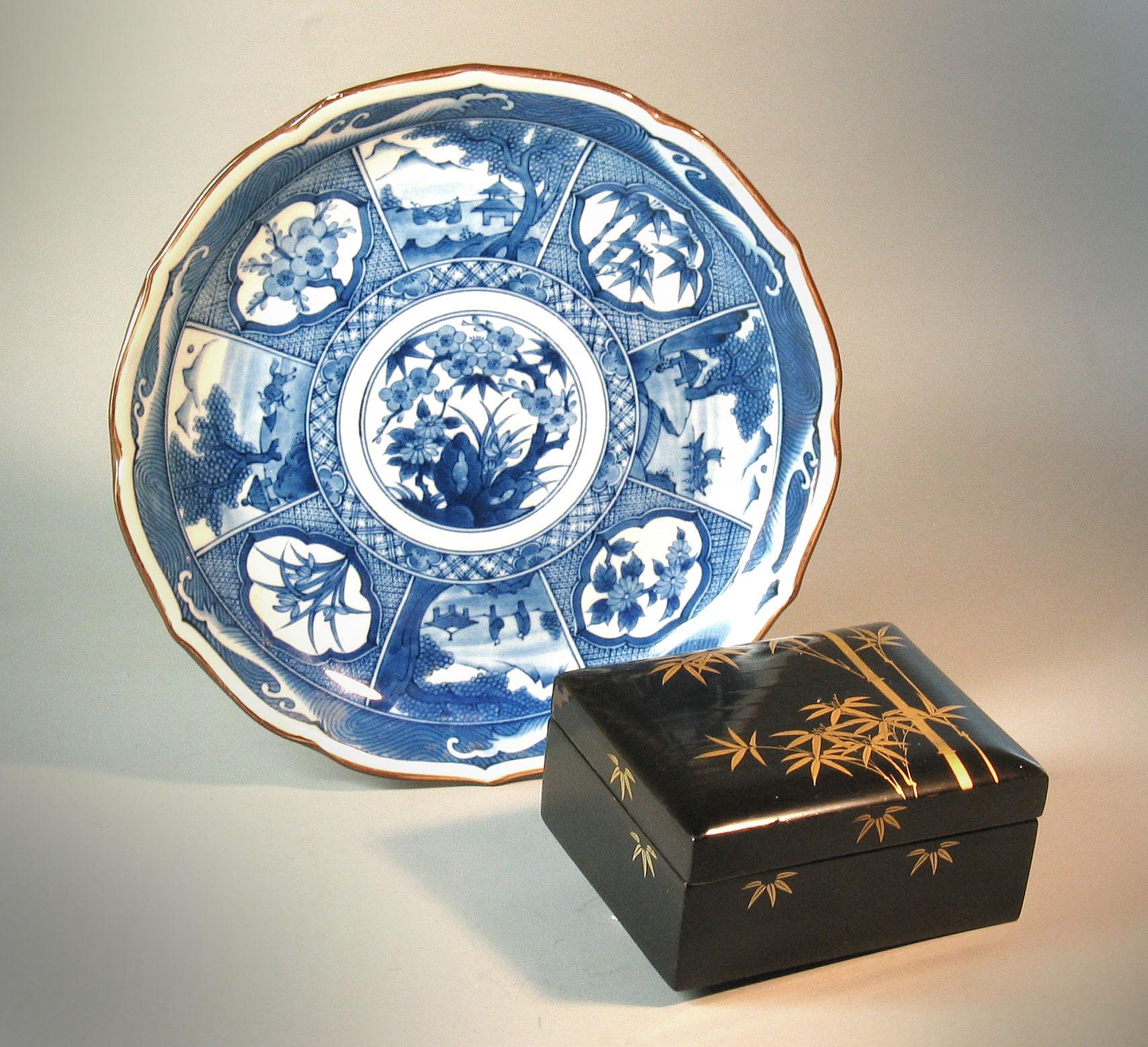 Boîte japonaise en laque noire accompagnée d'une plaque Arita bleue et blanche en vente 8