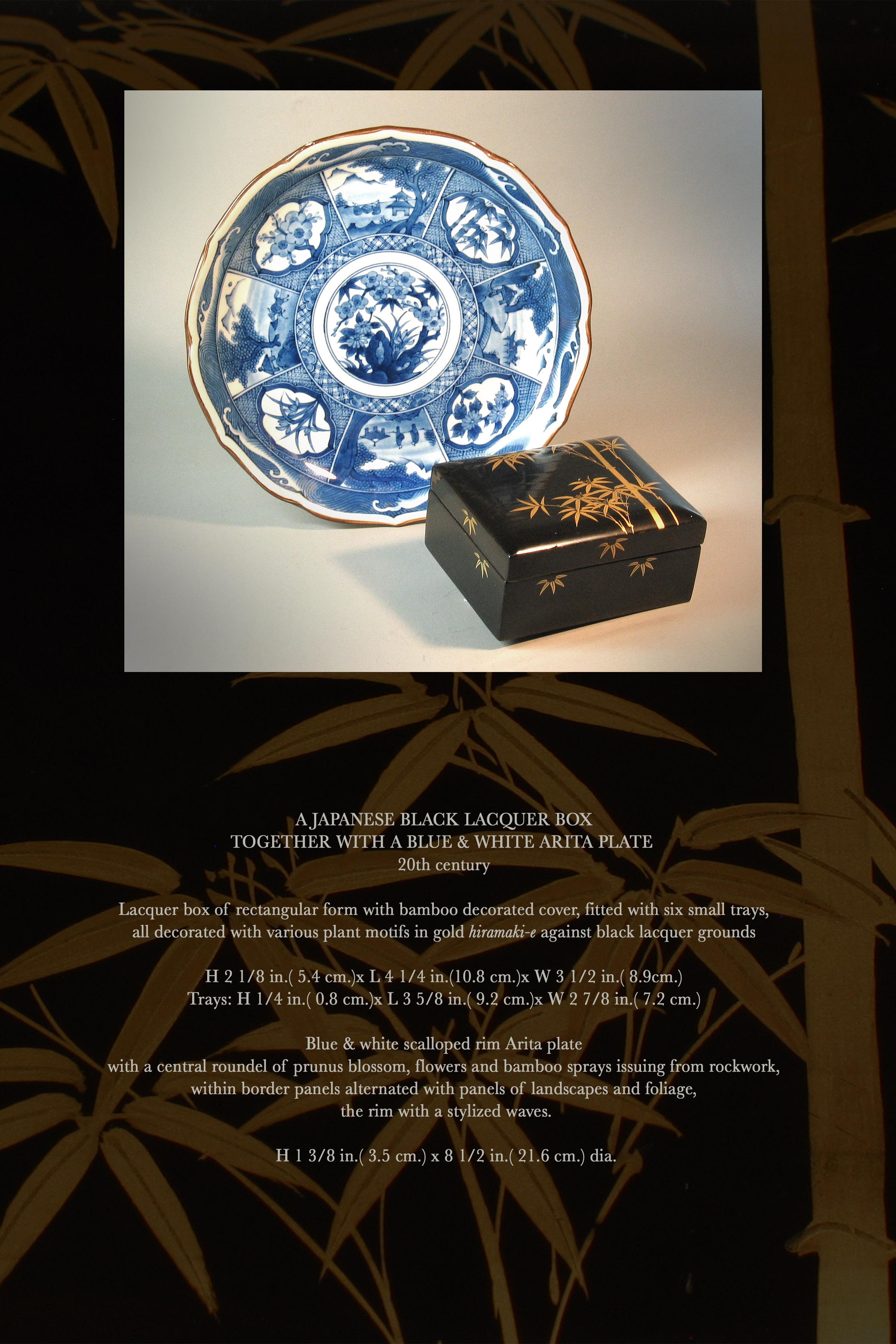 2 tiroirs. Abaissez le toit. Une boîte japonaise en laque noire
Accompagné d'une assiette Arita bleue et blanche,
20ème siècle

Boîte en laque de forme rectangulaire avec couvercle décoré de bambou, équipée de six petits plateaux,
tous décorés