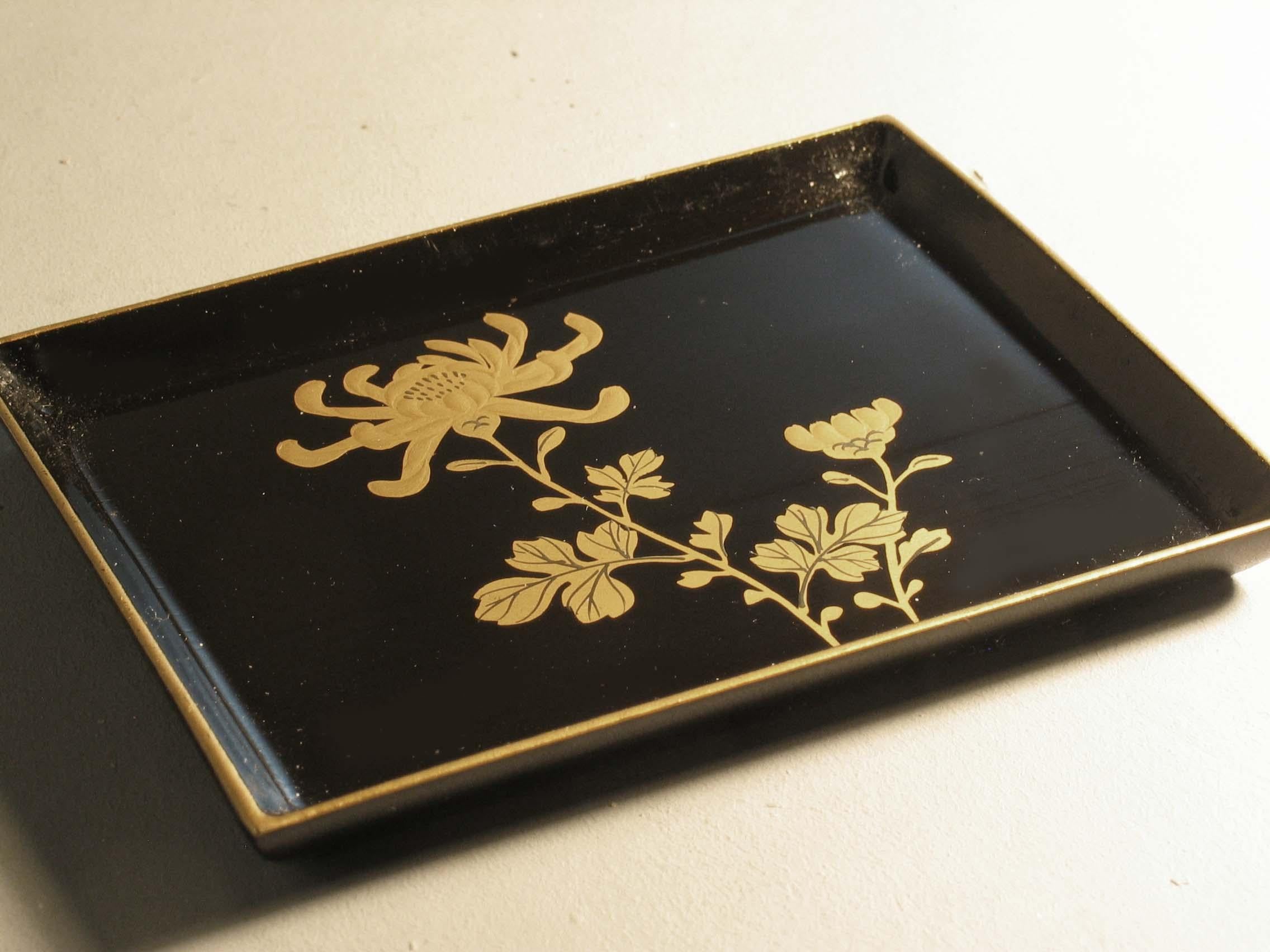 Boîte japonaise en laque noire accompagnée d'une plaque Arita bleue et blanche en vente 1