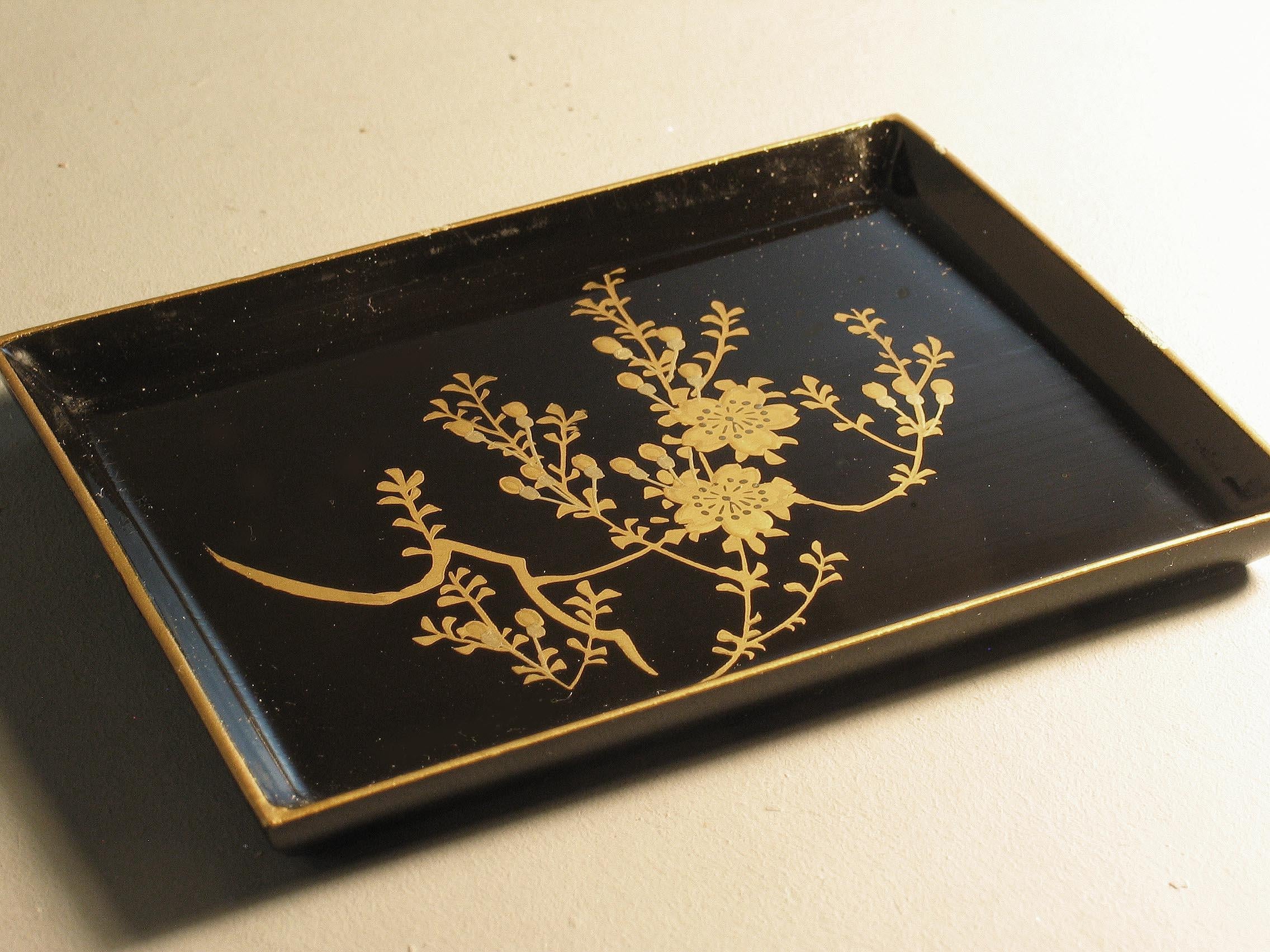 Boîte japonaise en laque noire accompagnée d'une plaque Arita bleue et blanche en vente 2