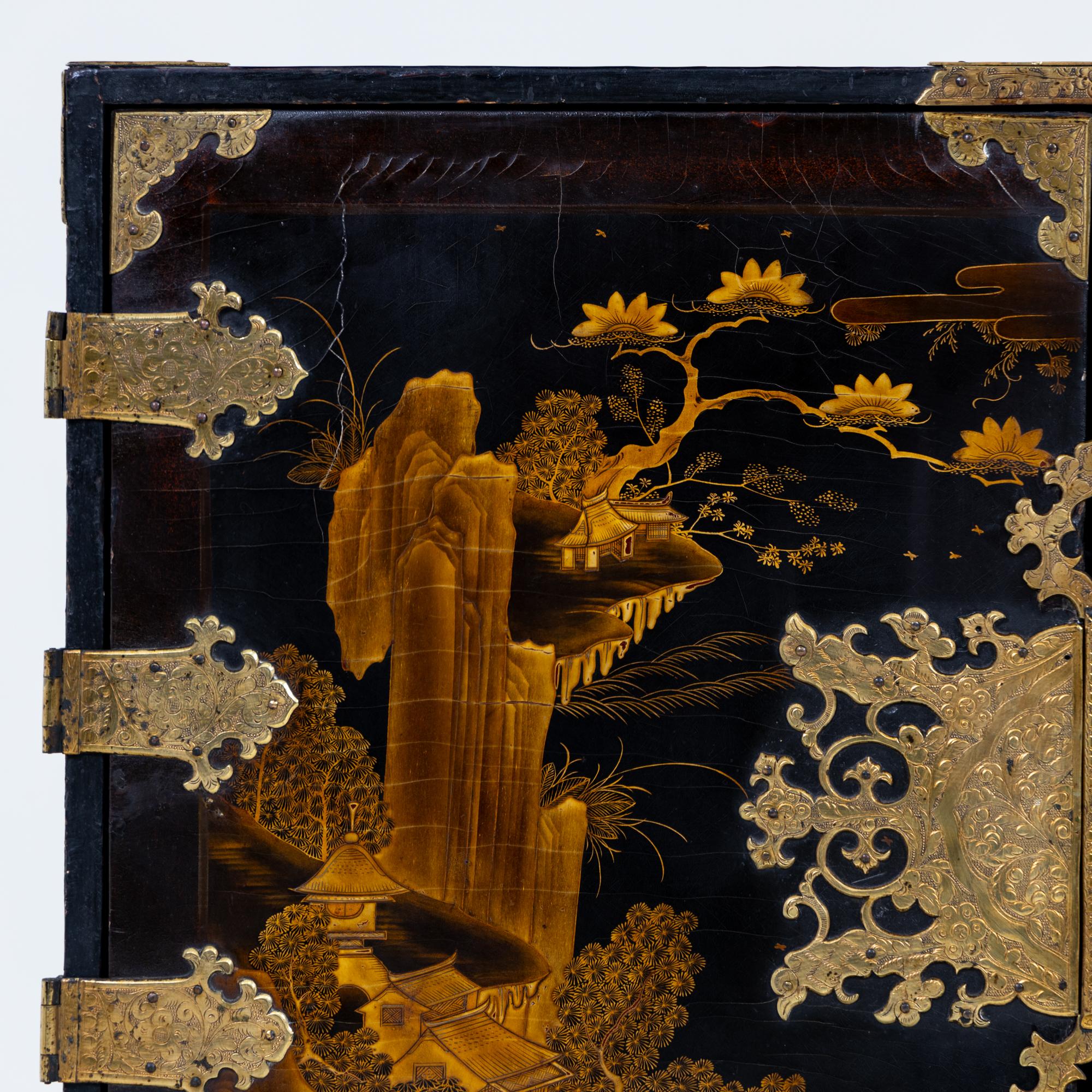 Japanese black Lacquer Cabinet, Late 17th Century For Sale 7