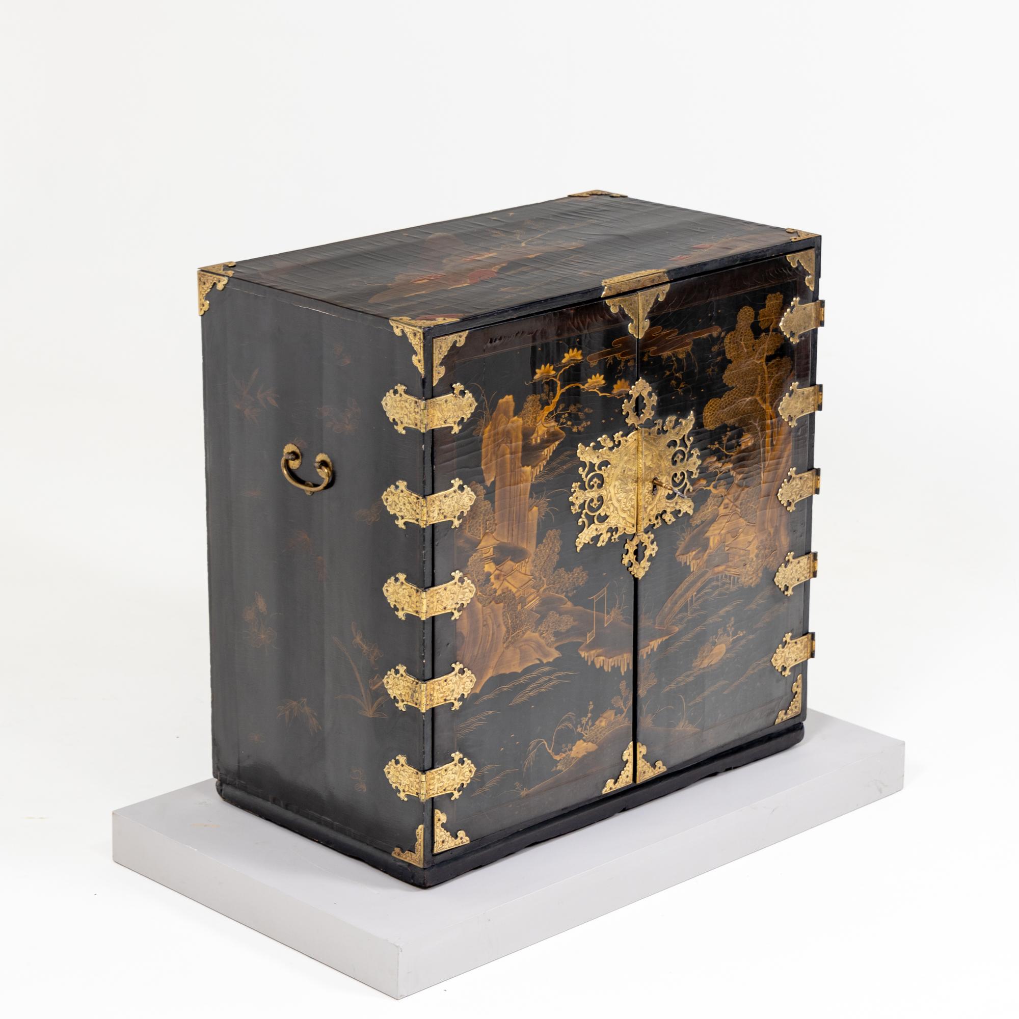 Japanese black Lacquer Cabinet, Late 17th Century In Good Condition For Sale In Greding, DE