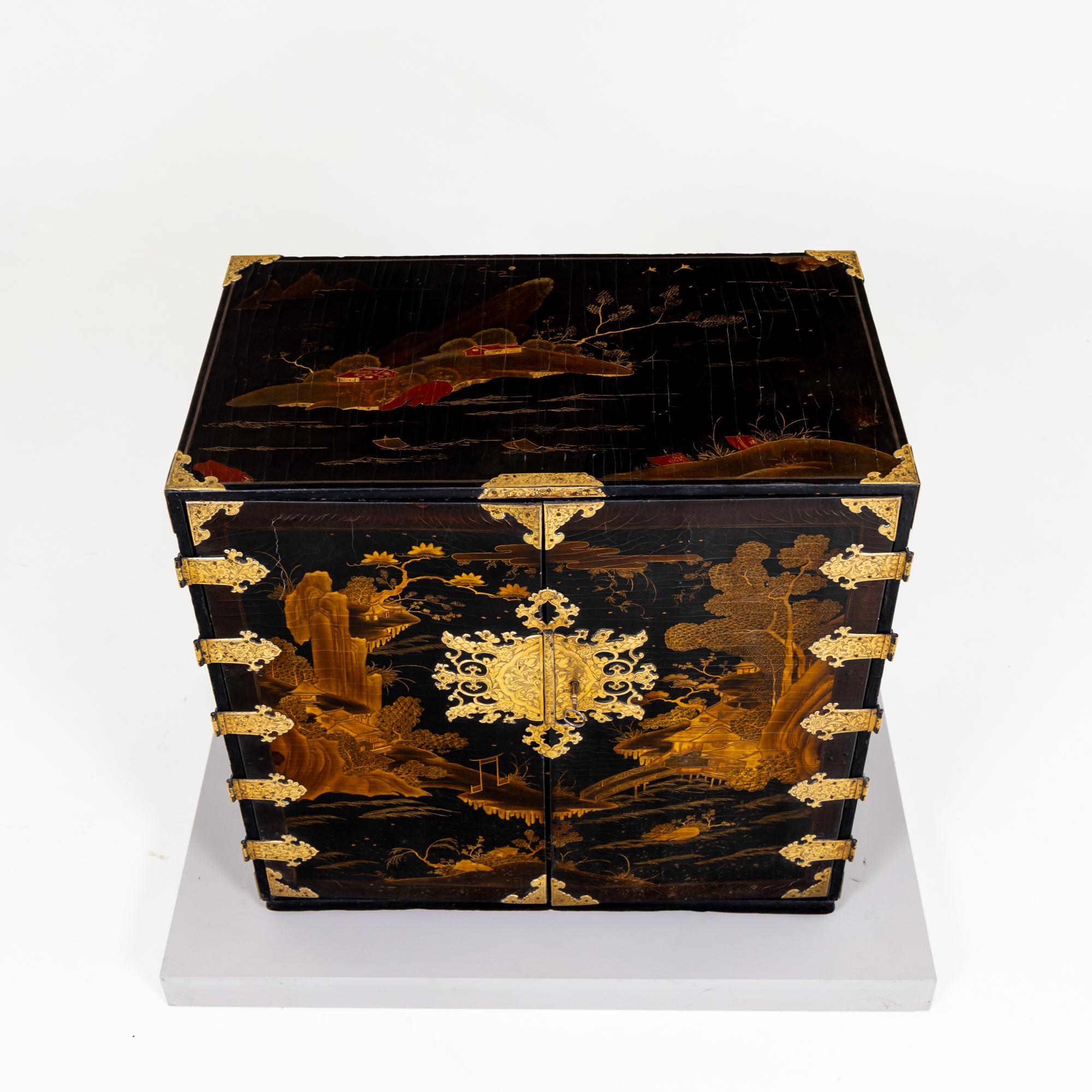 Japanese black Lacquer Cabinet, Late 17th Century For Sale 1