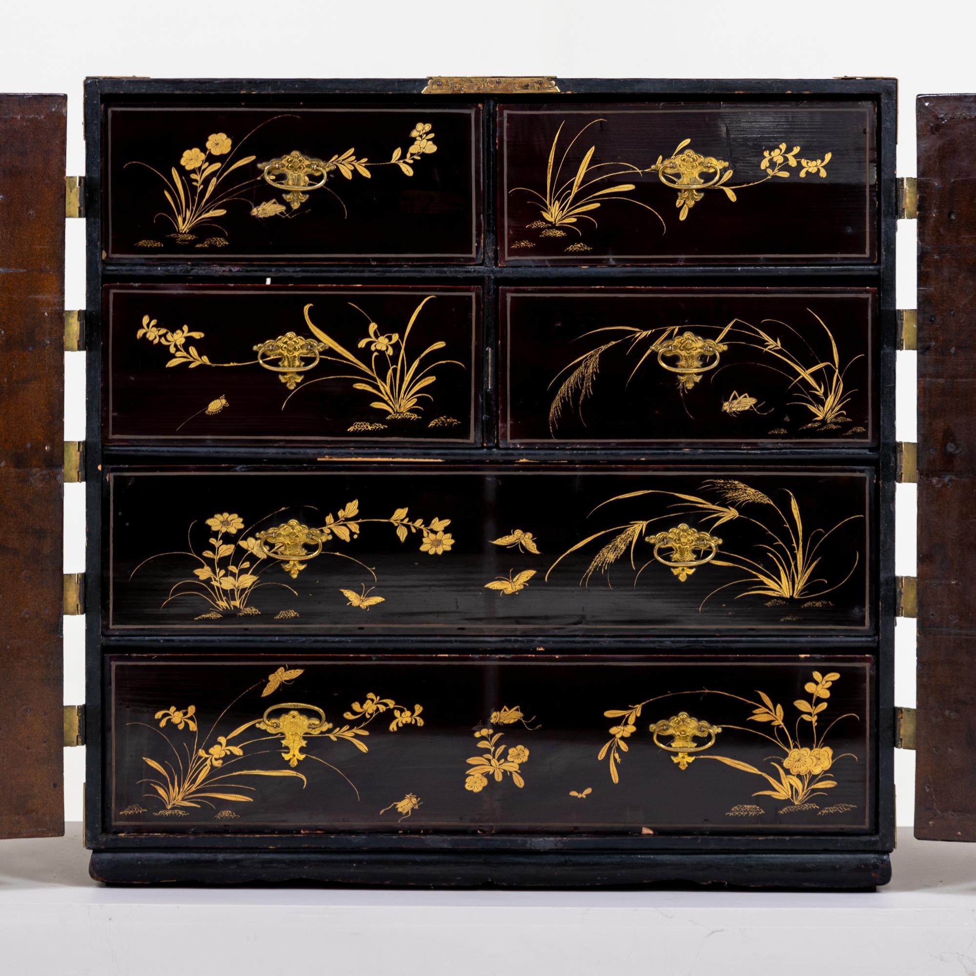Japanese black Lacquer Cabinet, Late 17th Century For Sale 3