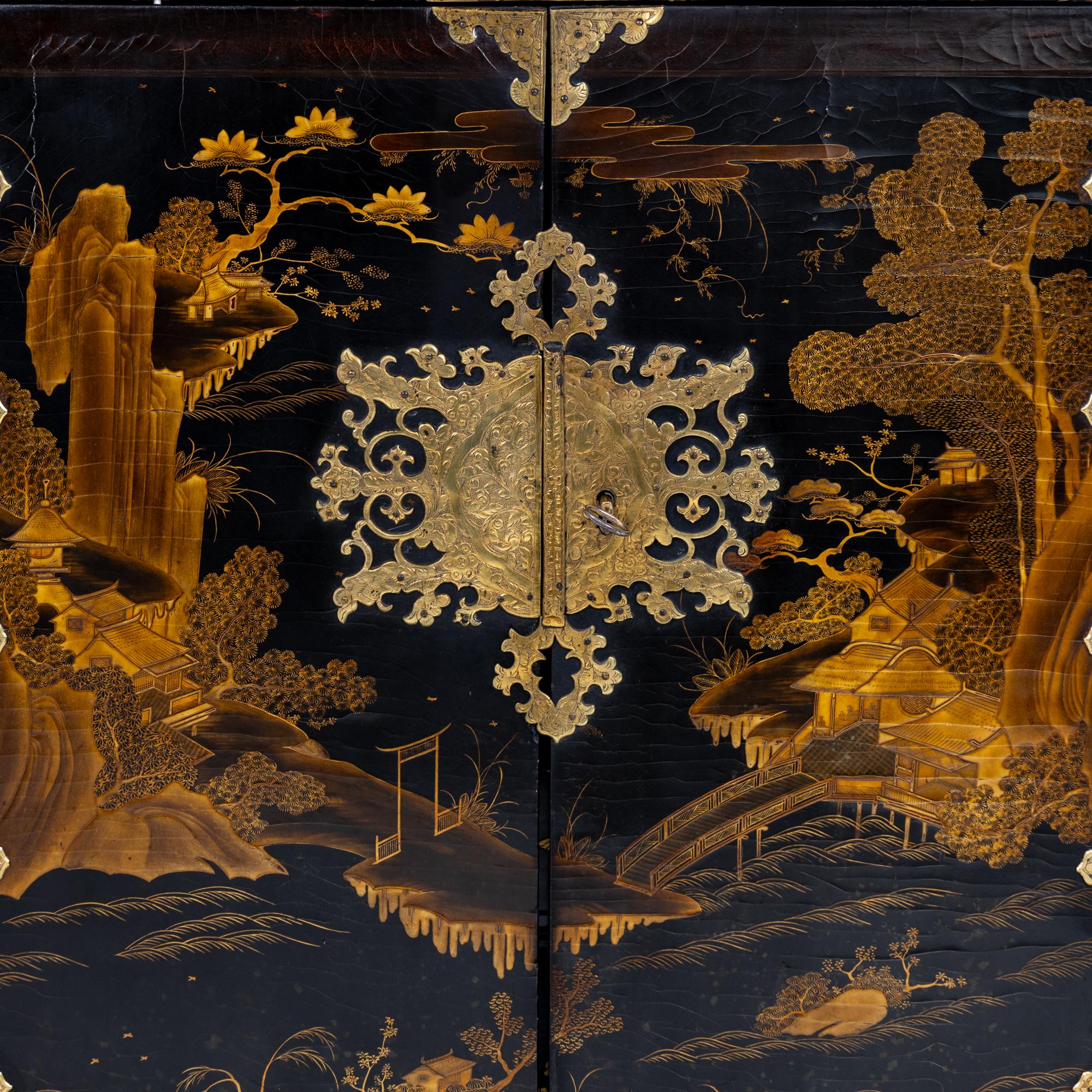 Japanese black Lacquer Cabinet, Late 17th Century For Sale 5