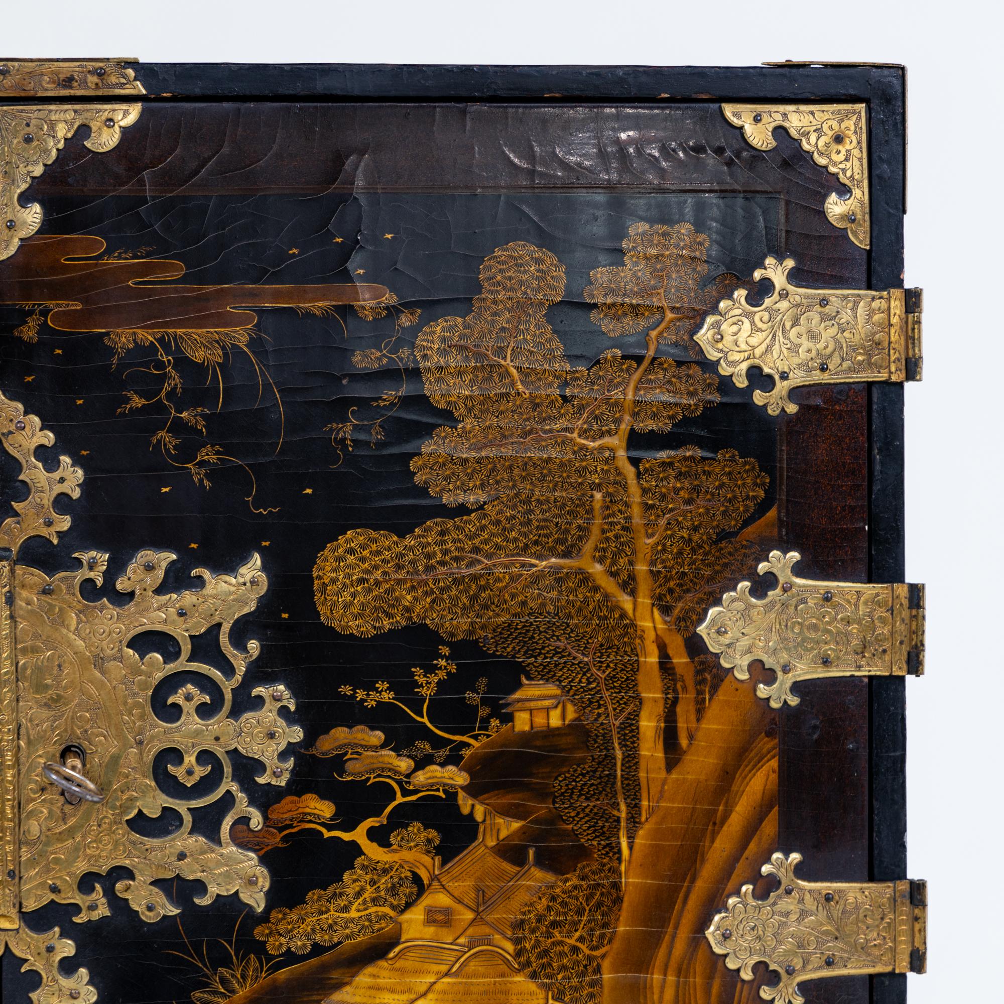 Japanischer schwarzer Lackschrank, spätes 17. Jahrhundert im Angebot 6