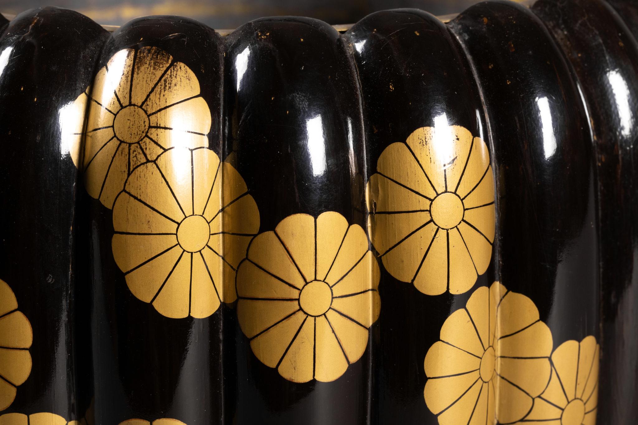 Japanischer, schwarzer Lack, Chrysanthemenförmiger Weihrauchbrenner 'Koro' im Angebot 6