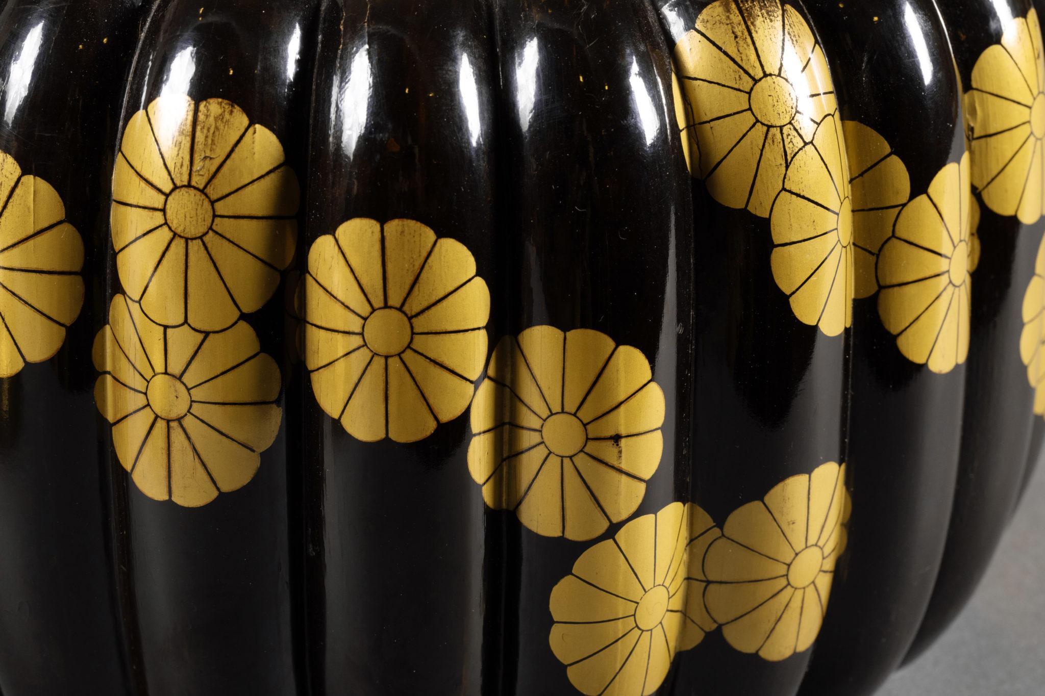 Japanischer, schwarzer Lack, Chrysanthemenförmiger Weihrauchbrenner 'Koro' im Angebot 7