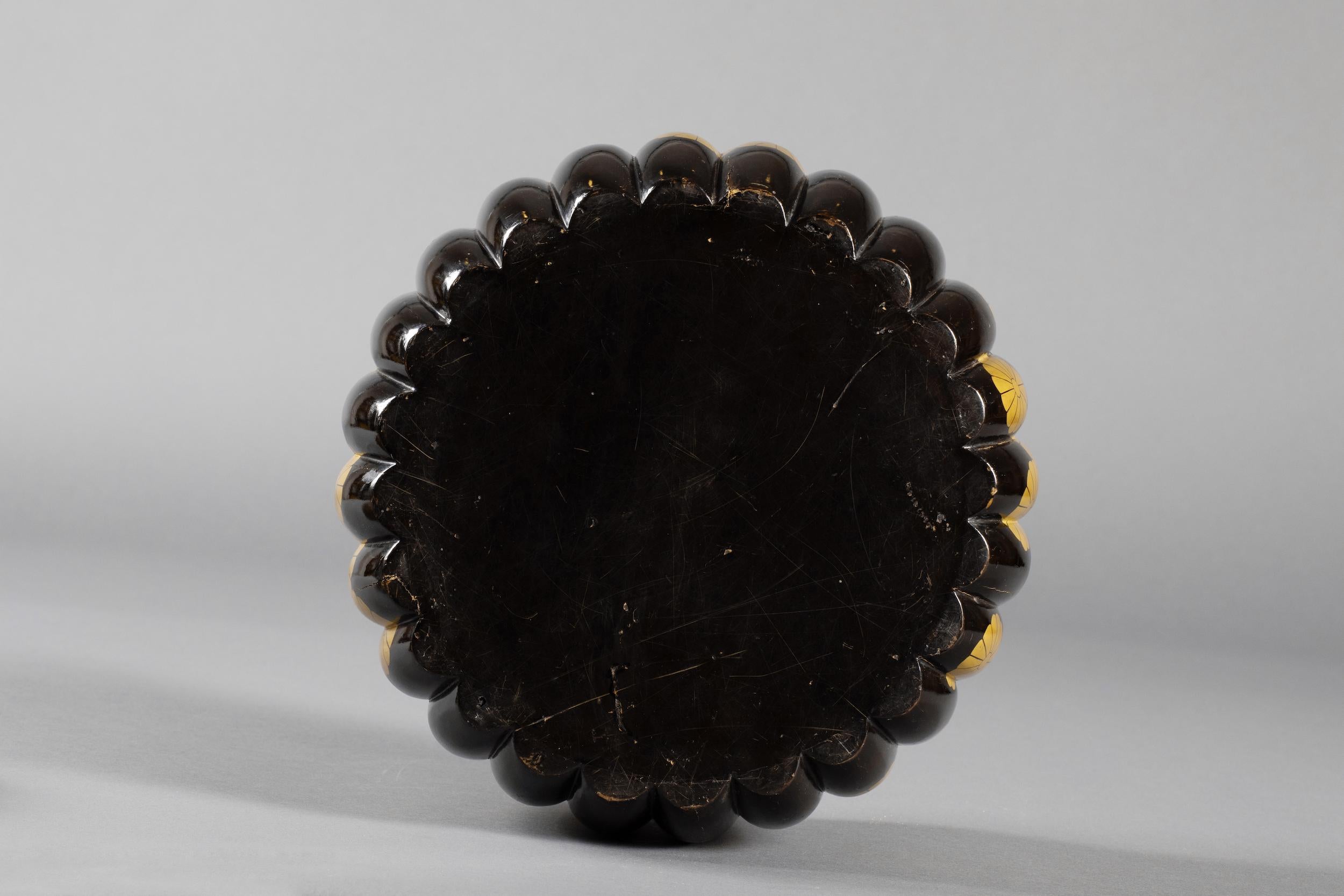 Japanischer, schwarzer Lack, Chrysanthemenförmiger Räucherbrenner „Koro“ im Angebot 10