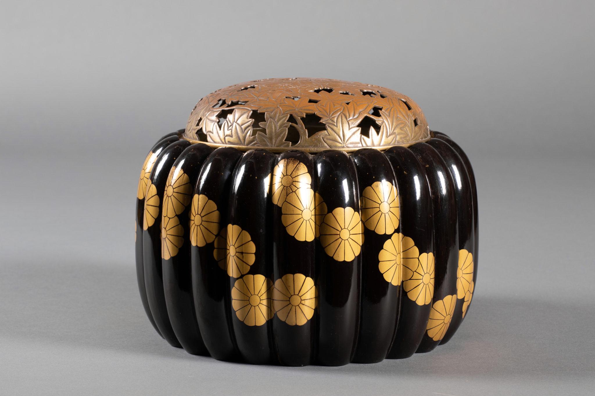 18th Century Japanese, Black Lacquer, Chrysanthemum Shaped Incense Burner 'Koro' For Sale