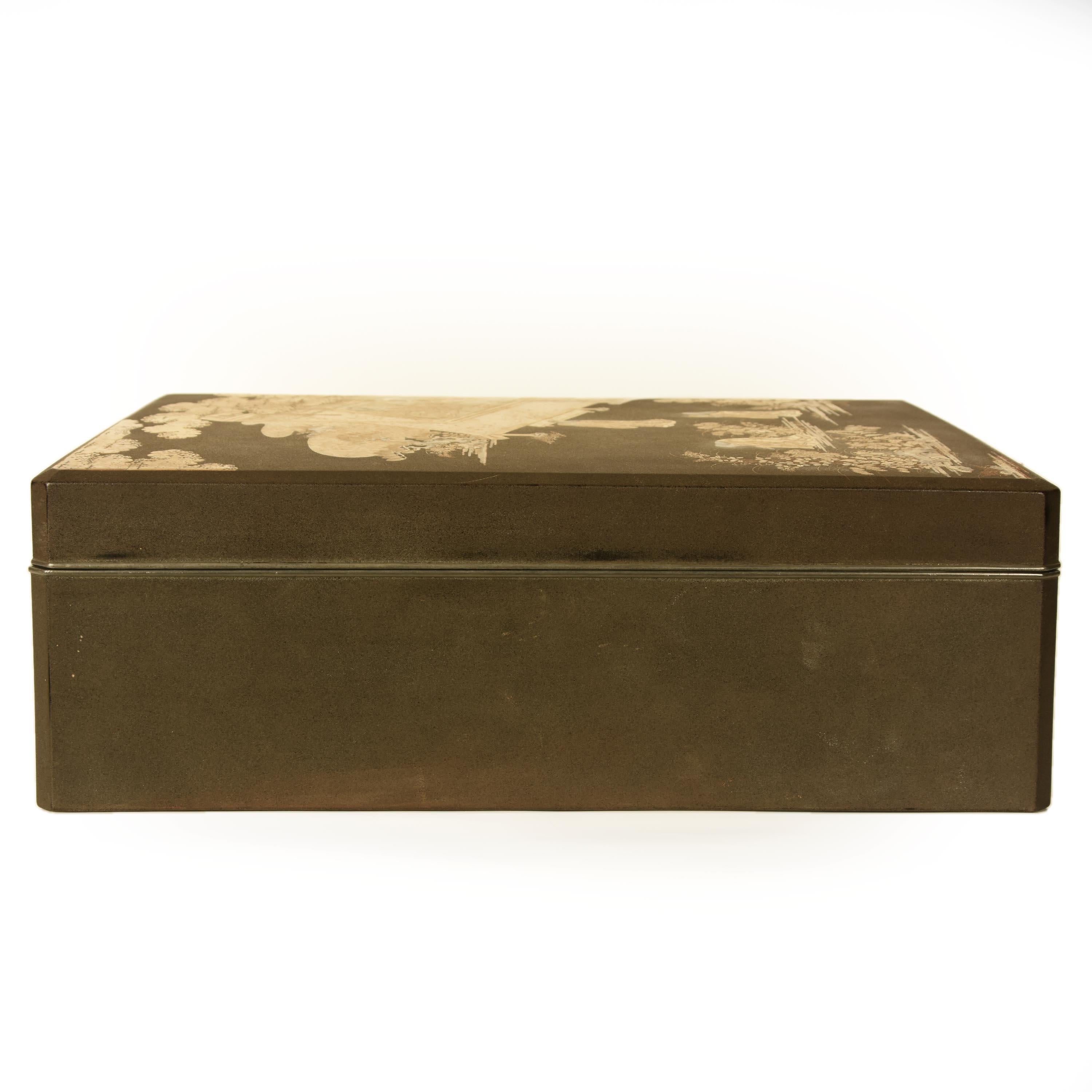 Magnífica Caja Japonesa para Documentos de Laca Negra con Diseño Maki e Dorado, Periodo Meiji en venta 6