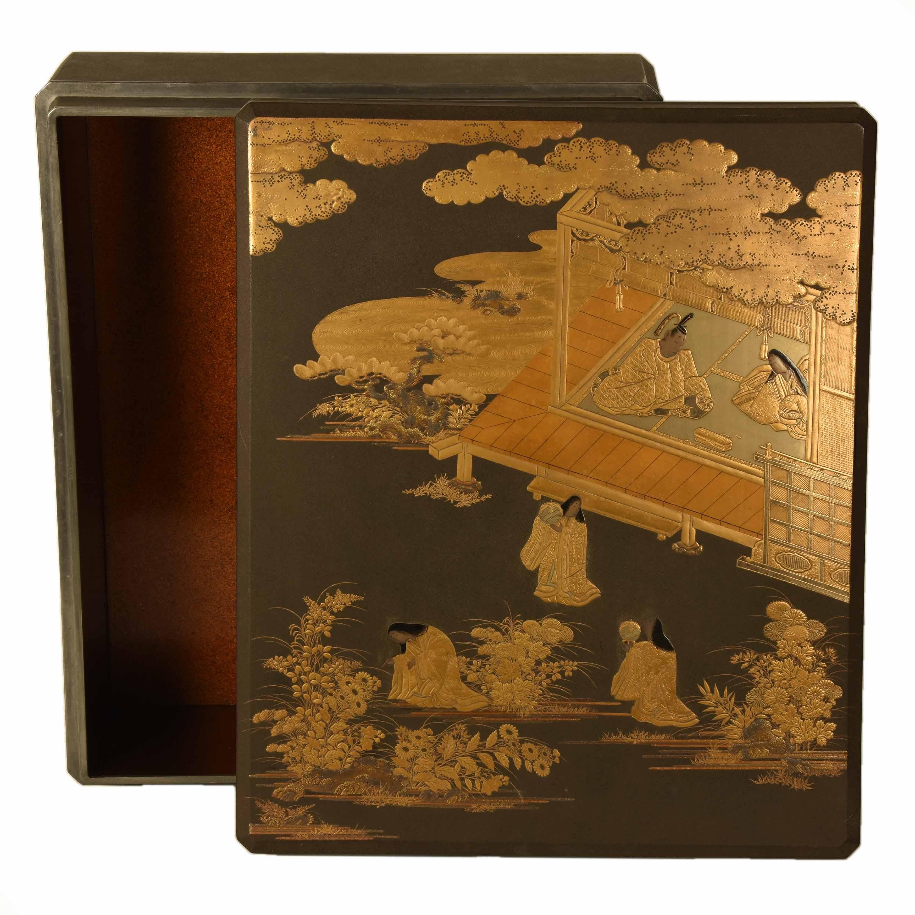 Una antigua caja de documentos lacada en negro con un diseño exquisitamente detallado y finamente labrado de El cuento de Genji representado en maki e dorado a lo largo de la tapa. Internamente, la caja está decorada con un acabado lacado estilo
