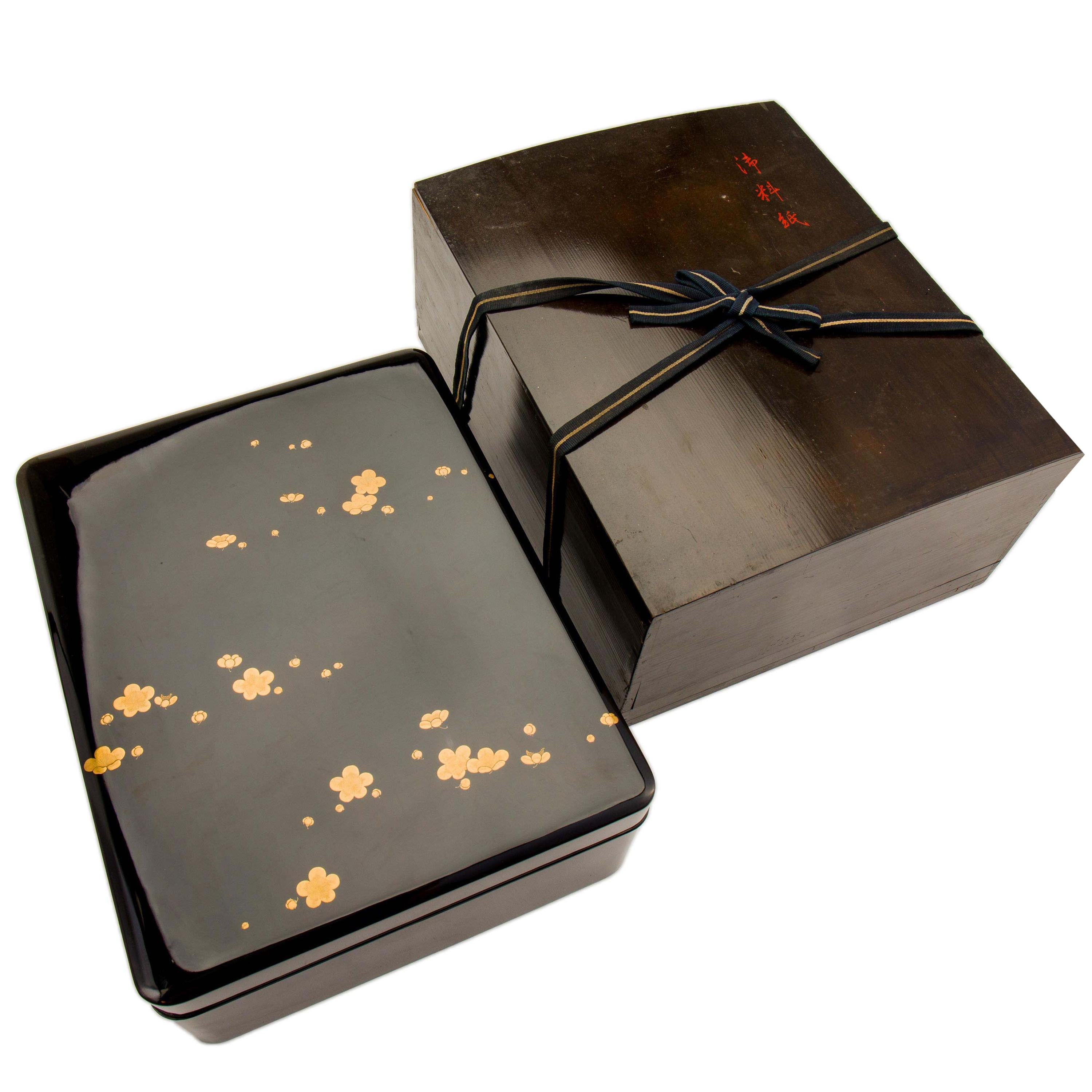 Boîte à documents japonaise en laque noire avec motif de fleurs de prunier, période Taisho