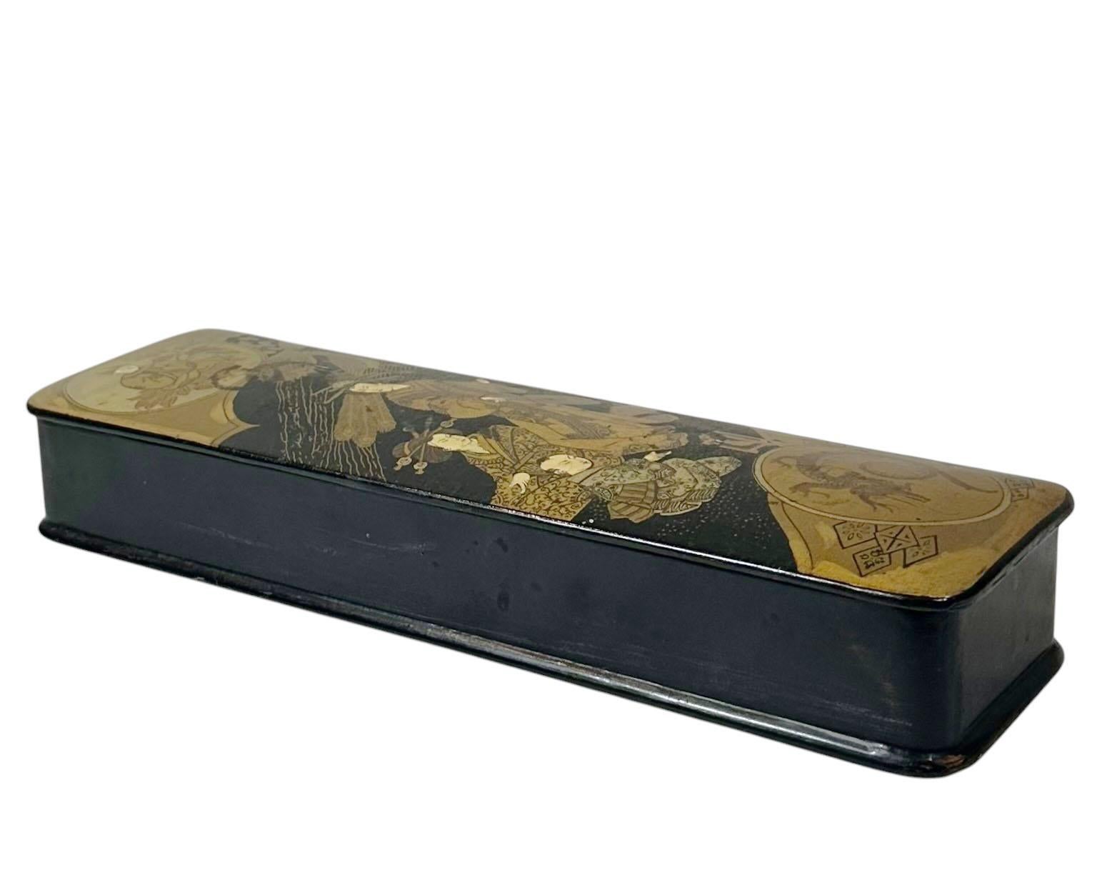 Scatola di spille giapponese di fine secolo in lacca nera, decorata con eleganza in argento e oro su una base elegante in lacca nera. Questo squisito pezzo è in ottime condizioni. Un pezzo senza tempo di arte dell'epoca Meiji, perfetto per