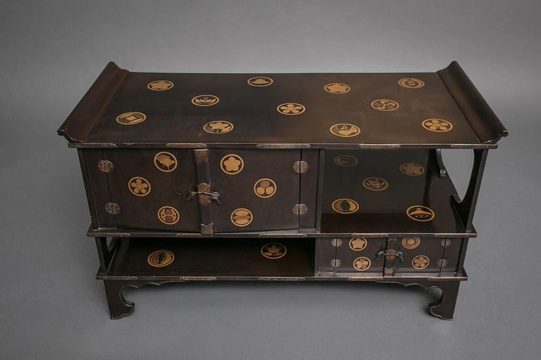 Edo Japanese Black Lacquer Tana (Tiered Tea Cabinet) with Gold Family Crests For Sale