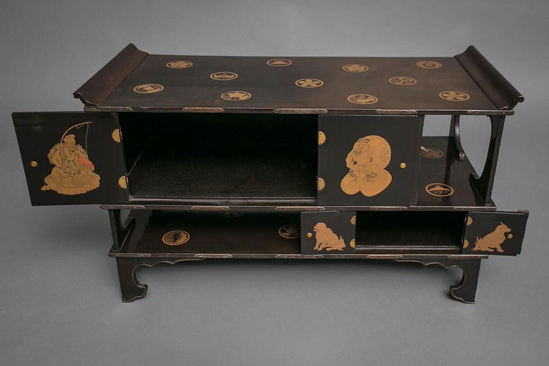 Japanese Black Lacquer Tana (Tiered Tea Cabinet) with Gold Family Crests For Sale 1
