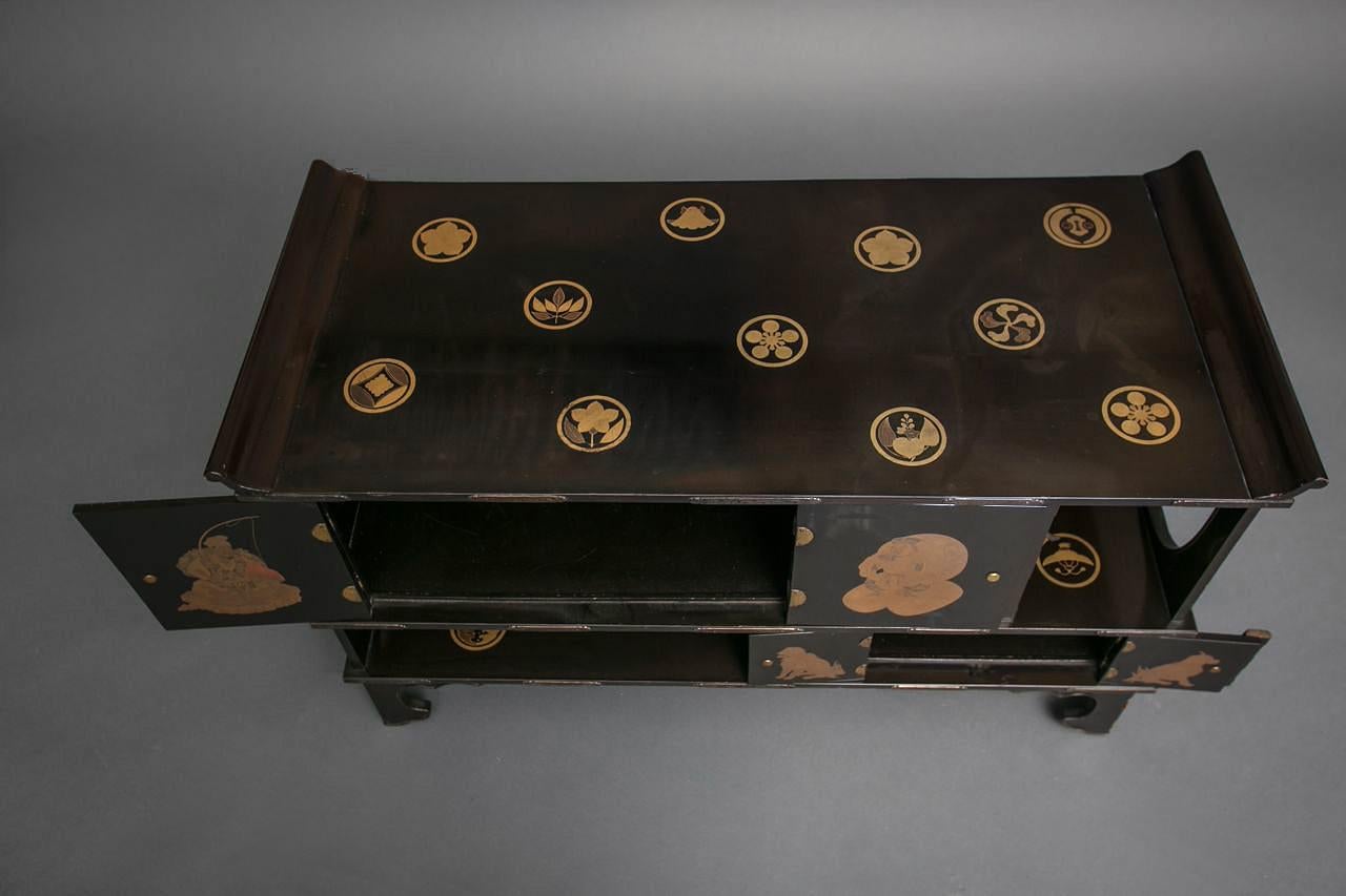 Japanese Black Lacquer Tana (Tiered Tea Cabinet) with Gold Family Crests In Good Condition For Sale In Hudson, NY