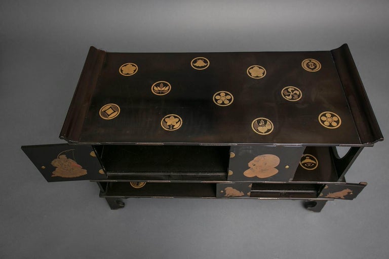 Japanese Black Lacquer Tana (Tiered Tea Cabinet) with Gold Family Crests For Sale 2