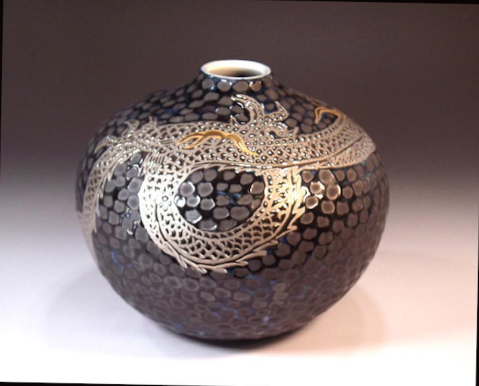 Vase en porcelaine japonaise contemporaine, peint à la main, présentant un dragon dramatique sur un fond noir à fossettes, une pièce signée de la collection 