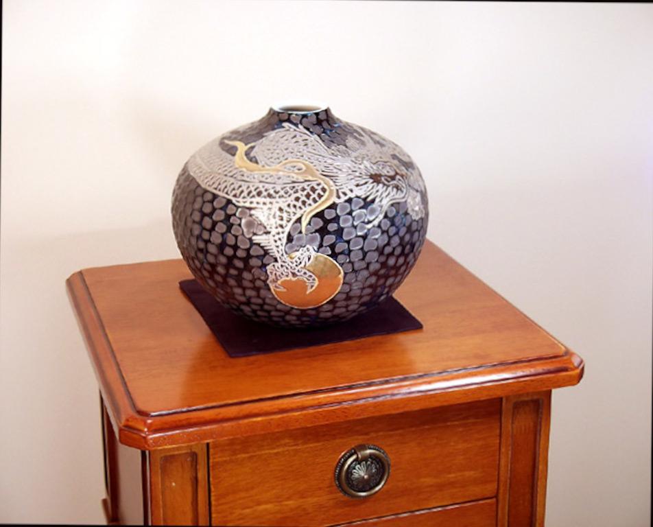 Meiji Vase japonais en porcelaine noire et platine par un maître artiste contemporain, 1 en vente