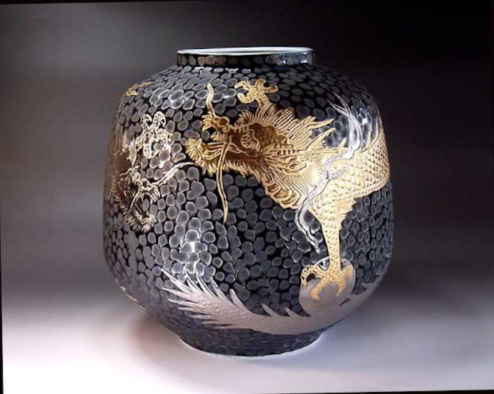 Japanese Black Platinum Gold Porcelain Vase by Contemporary Master Artist, 1 In New Condition For Sale In Takarazuka, JP