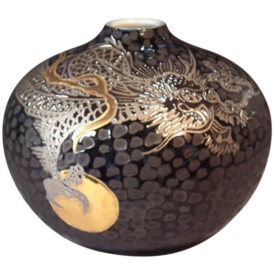 Vase japonais en porcelaine noire et platine par un maître artiste contemporain, 1