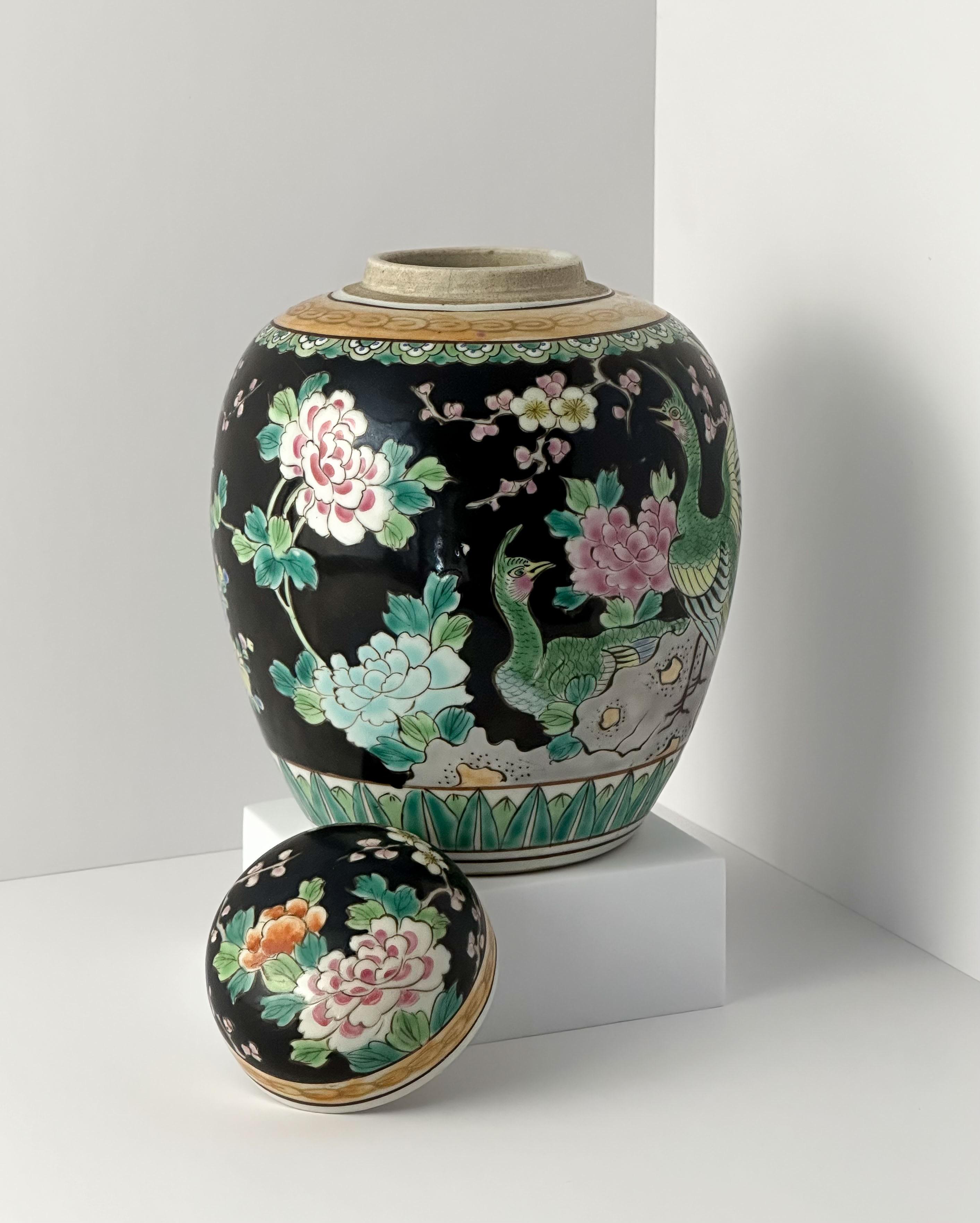 Un barattolo di zenzero giapponese in porcellana nera policromata. Realizzato a mano verso la fine del XIX secolo, durante il periodo Meiji in Giappone.

Il vaso presenta un corpo di forma ovoidale allungata ed è decorato in stile cineseria e ornato