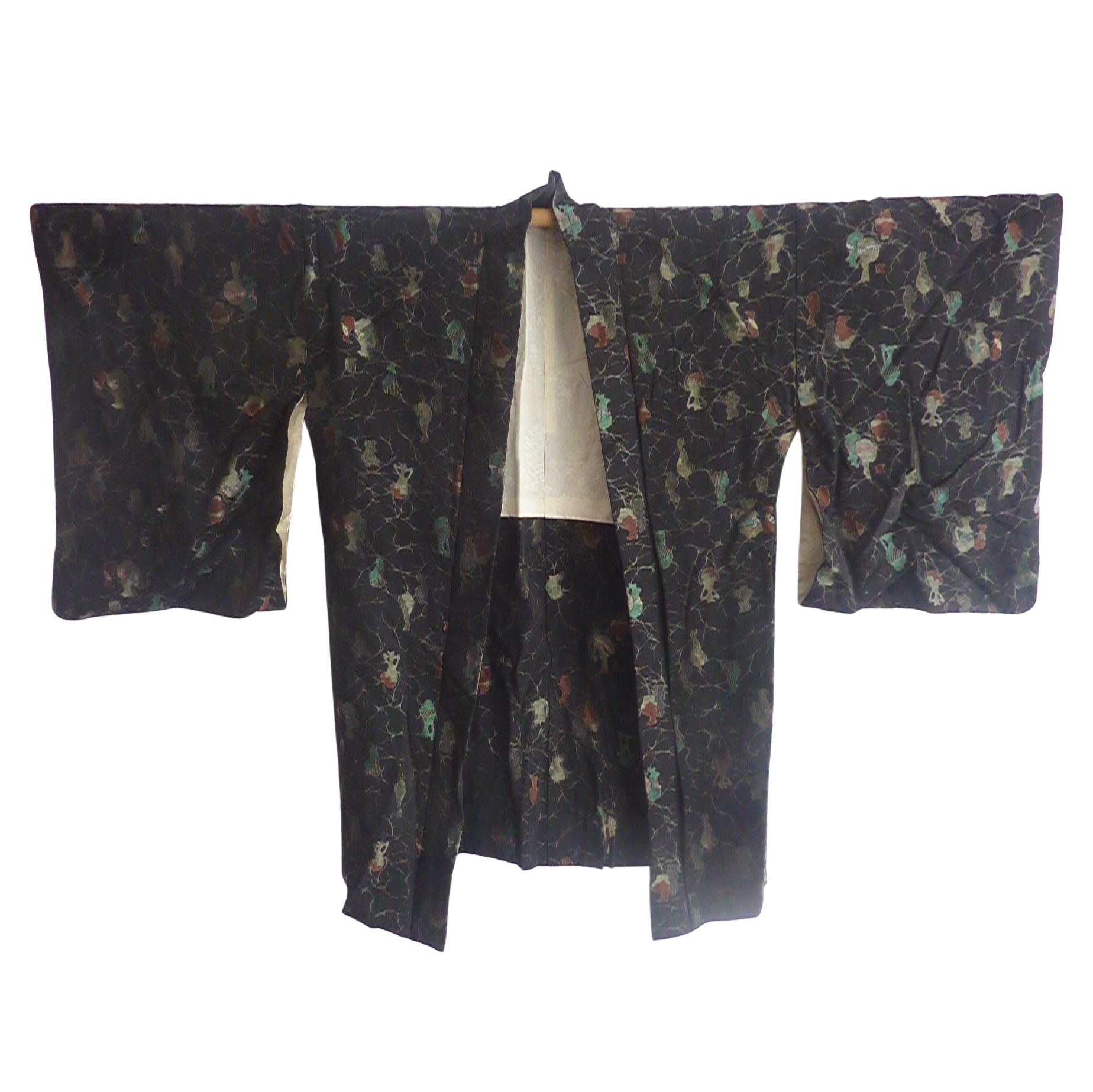 Noir Veste kimono Haori japonaise ancienne en brocart de soie noir avec doublure en jacquard Sakura en vente