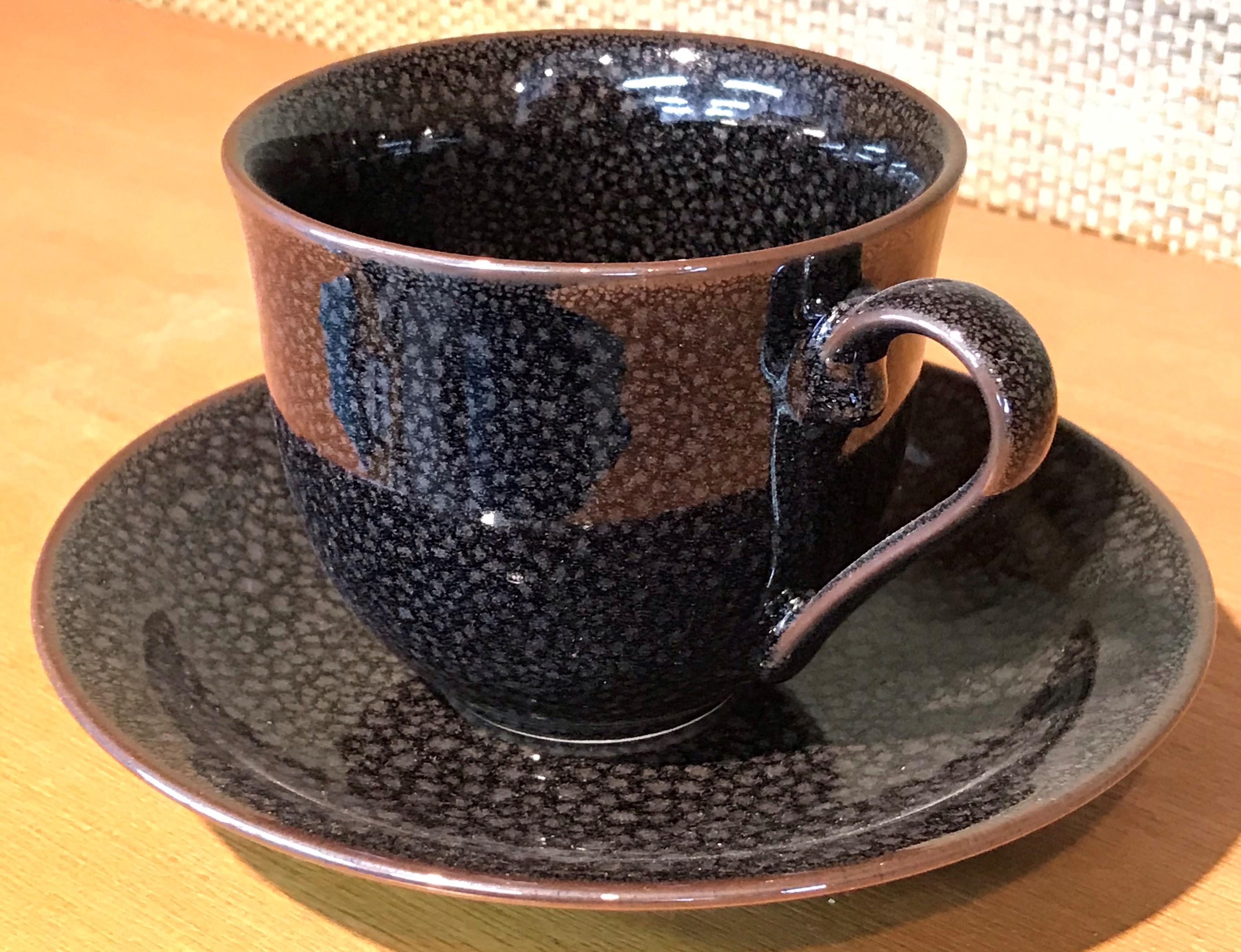 Exceptionnelle tasse et soucoupe en porcelaine japonaise contemporaine, émaillée à la main d'un noir et d'un platine saisissants sur un corps de belle forme. Il s'agit d'une œuvre signée par un maître porcelainier primé et très apprécié de la région