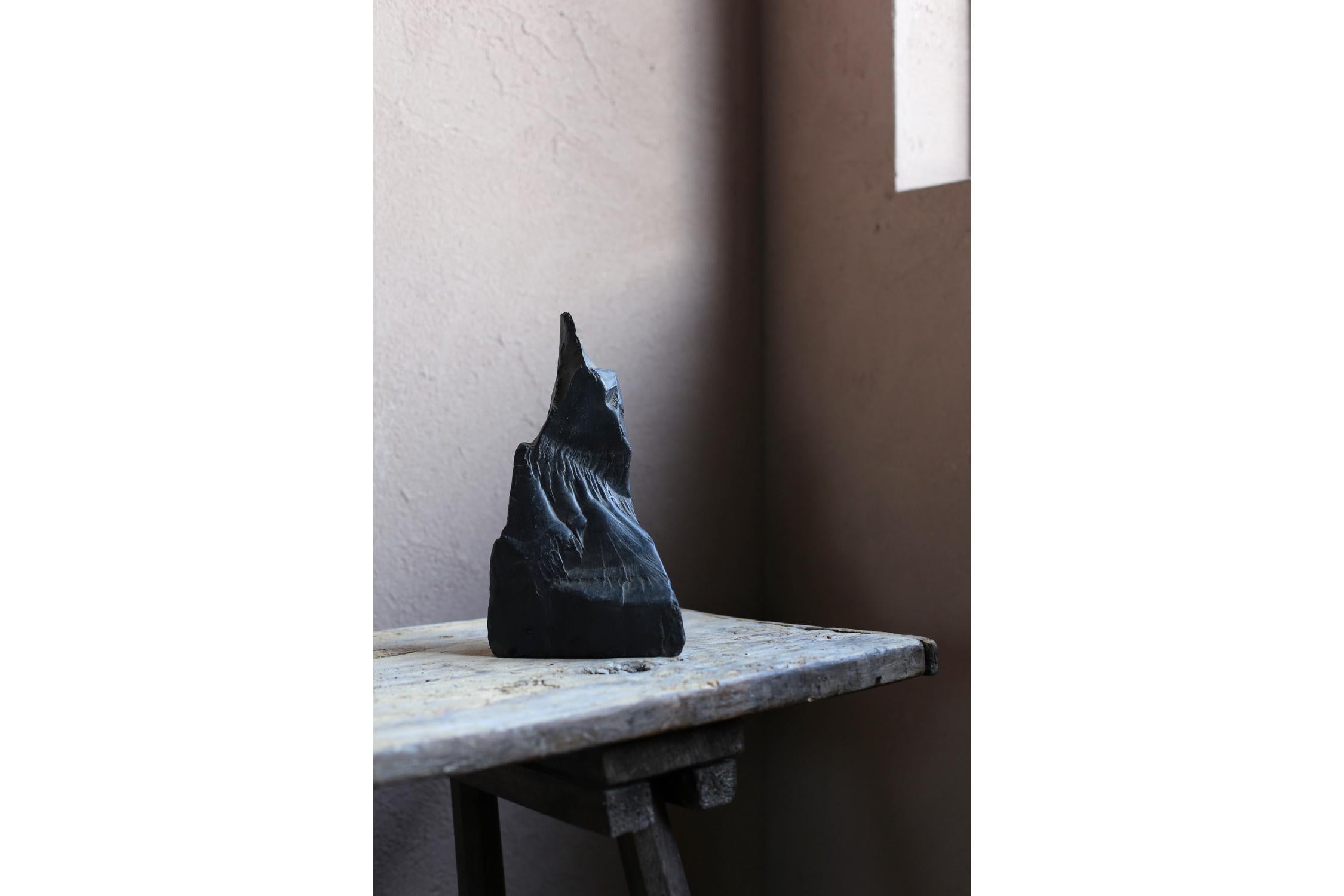 Il s'agit d'un ancien objet japonais en pierre.
Un objet en pierre noire et brillante qui ressemble à la forme d'un bouddha.
Une belle sculpture créée par la Nature.
Un objet d'art qui vous donne un sentiment de wabi-sabi.

1kg
