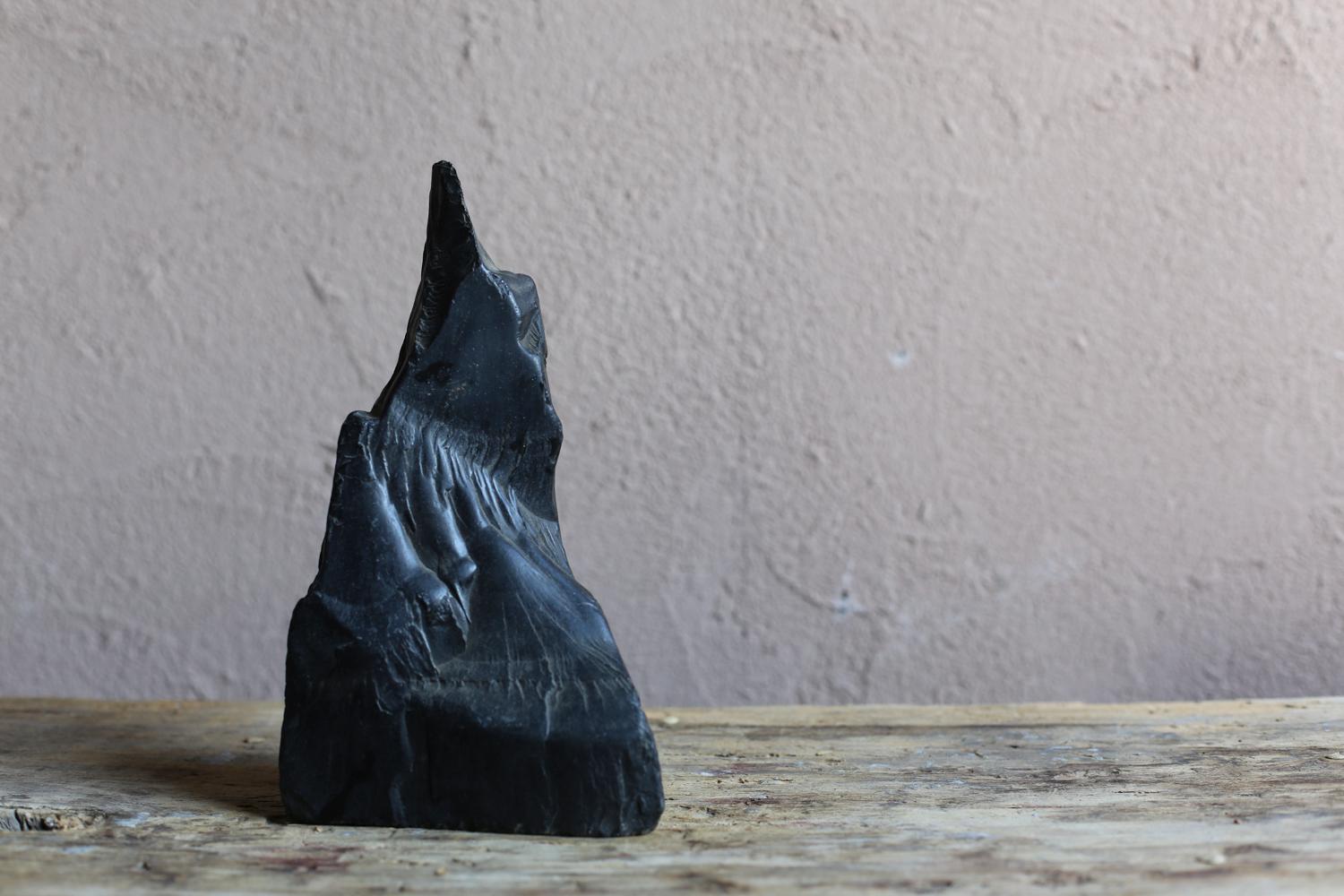 Japonisme Objet japonais en pierre noire avec forme de Bouddha / wabi-sabi en vente