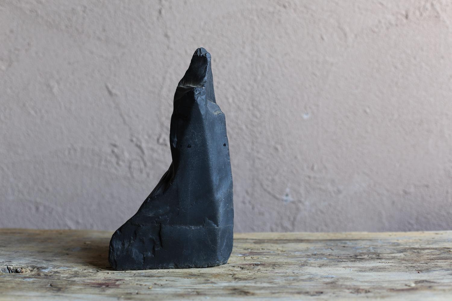 Japonais Objet japonais en pierre noire avec forme de Bouddha / wabi-sabi en vente
