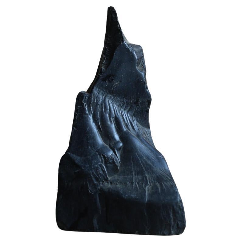 Japanisches Objekt aus schwarzem Stein mit Buddha-Form / wabi-sabi