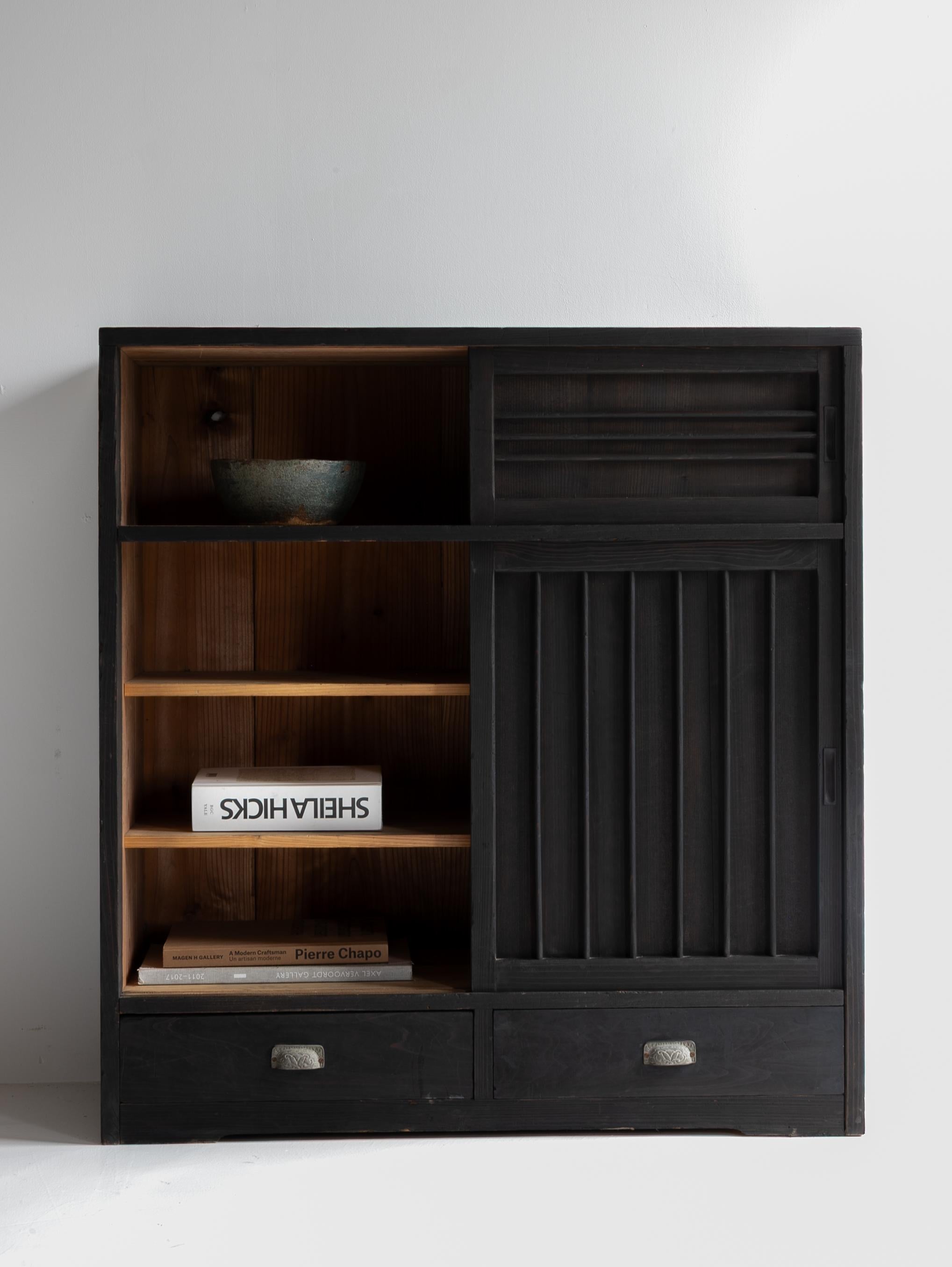 This is a traditional Japanese mizuya tansu believed to have been crafted between the Meiji to Taisho periods.
Its composition—slatted sliding doors, lower drawers, and open shelving at the top—beautifully reflects the functional aesthetics found in