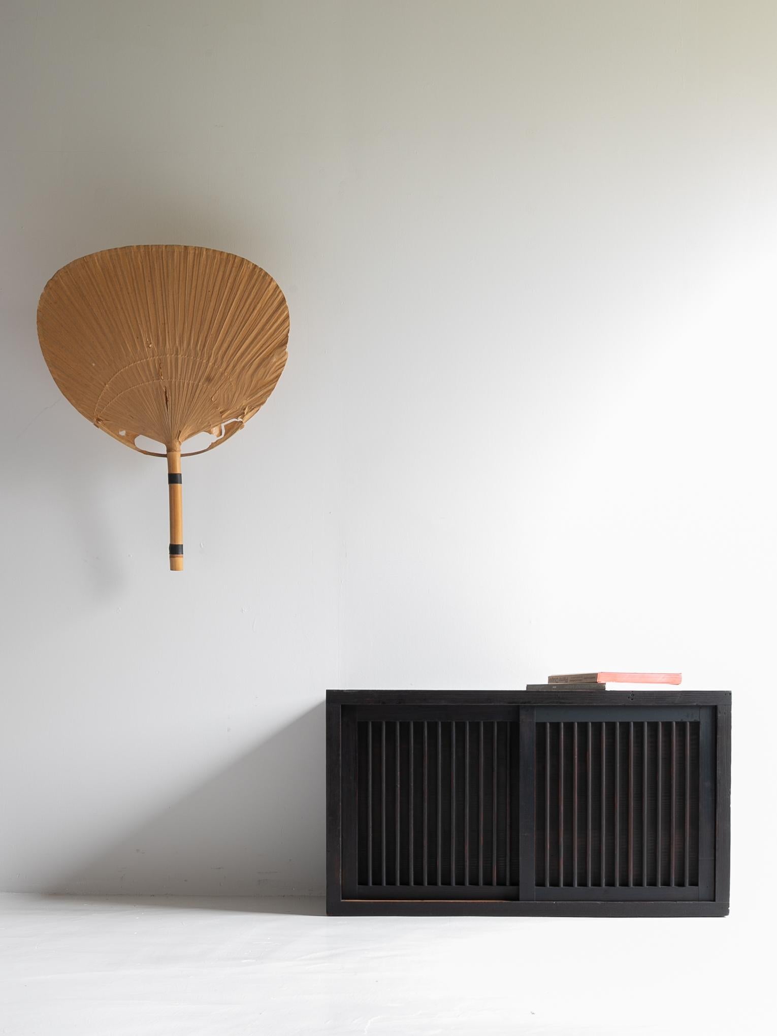 This is a historically significant Japanese tansu made between the Taisho period and the early Showa period (1910s–1920s).
It is crafted from Japanese cedar wood.

Its minimalist and refined design embodies the traditional Japanese aesthetic,
with