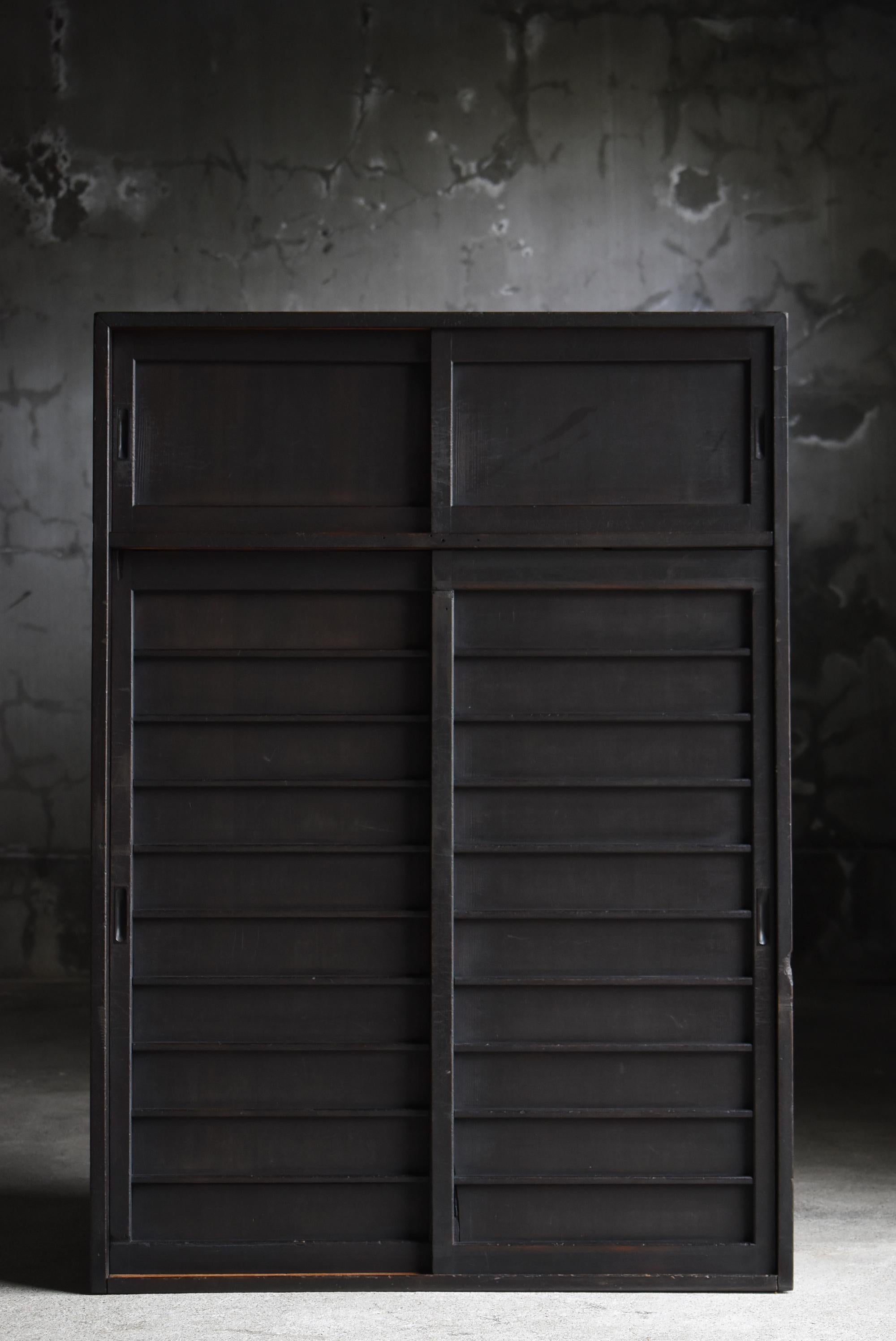 This is a black tansu made in Japan.
It was made in the early Showa period (1920s-1940s) and still retains its beauty and practicality through the ages.
The material used is cedar wood, and the light yet solid construction is attractive.

The