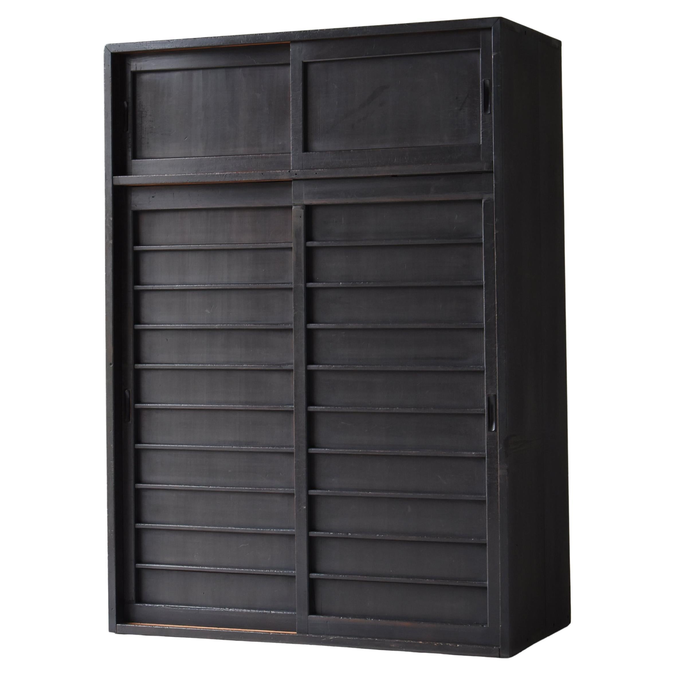 Japanisches schwarzes Tansu 1920er-1940er Jahre / Schrank Sideboard Wabisabi, Wabisabi