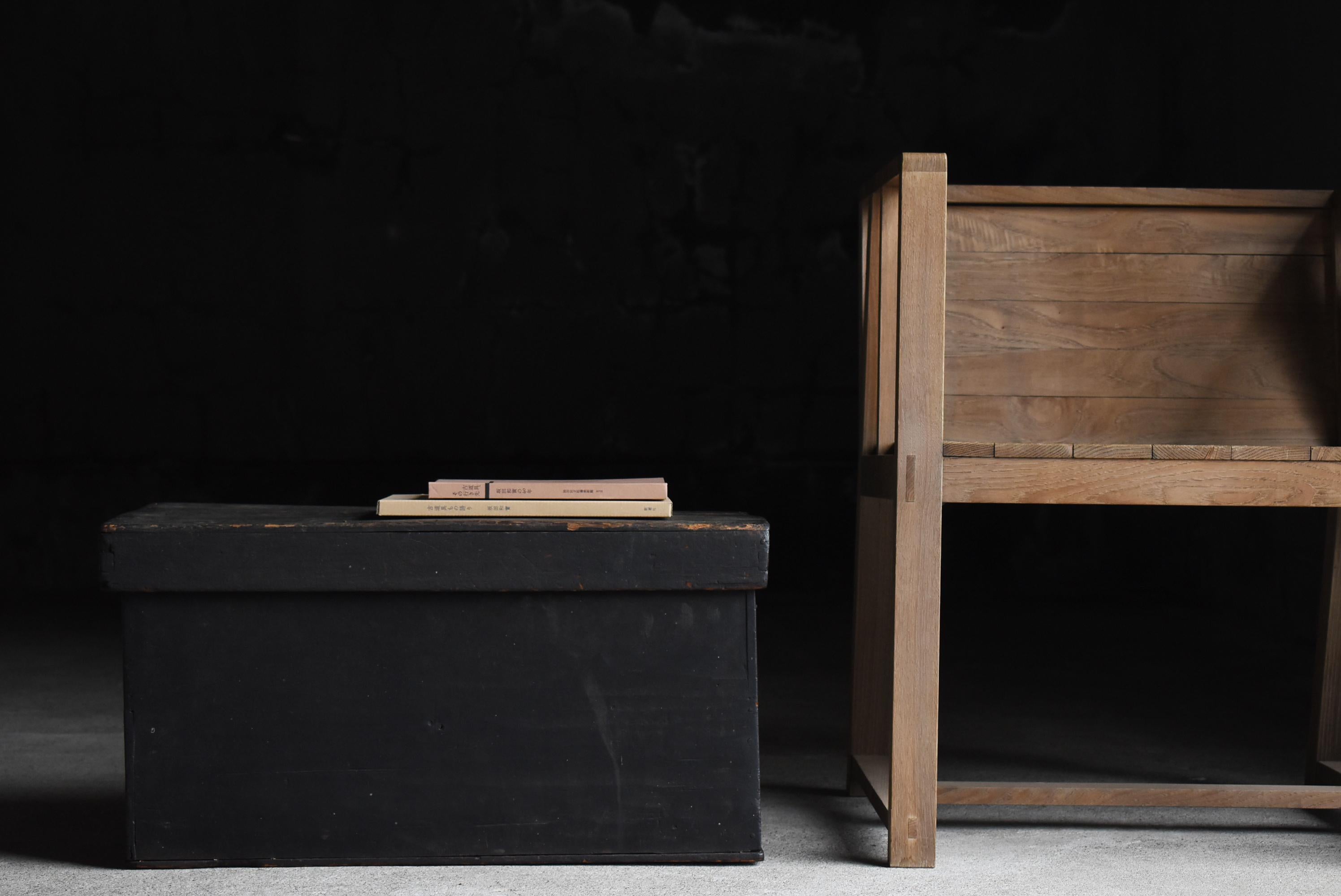 This is a black wooden box made in Japan.
It was made during the Meiji period (1860s-1900s) and is made of light and strong cedar wood.
It is a beautiful storage box with a simple shape that eliminates waste and a calm, all-black appearance.

The