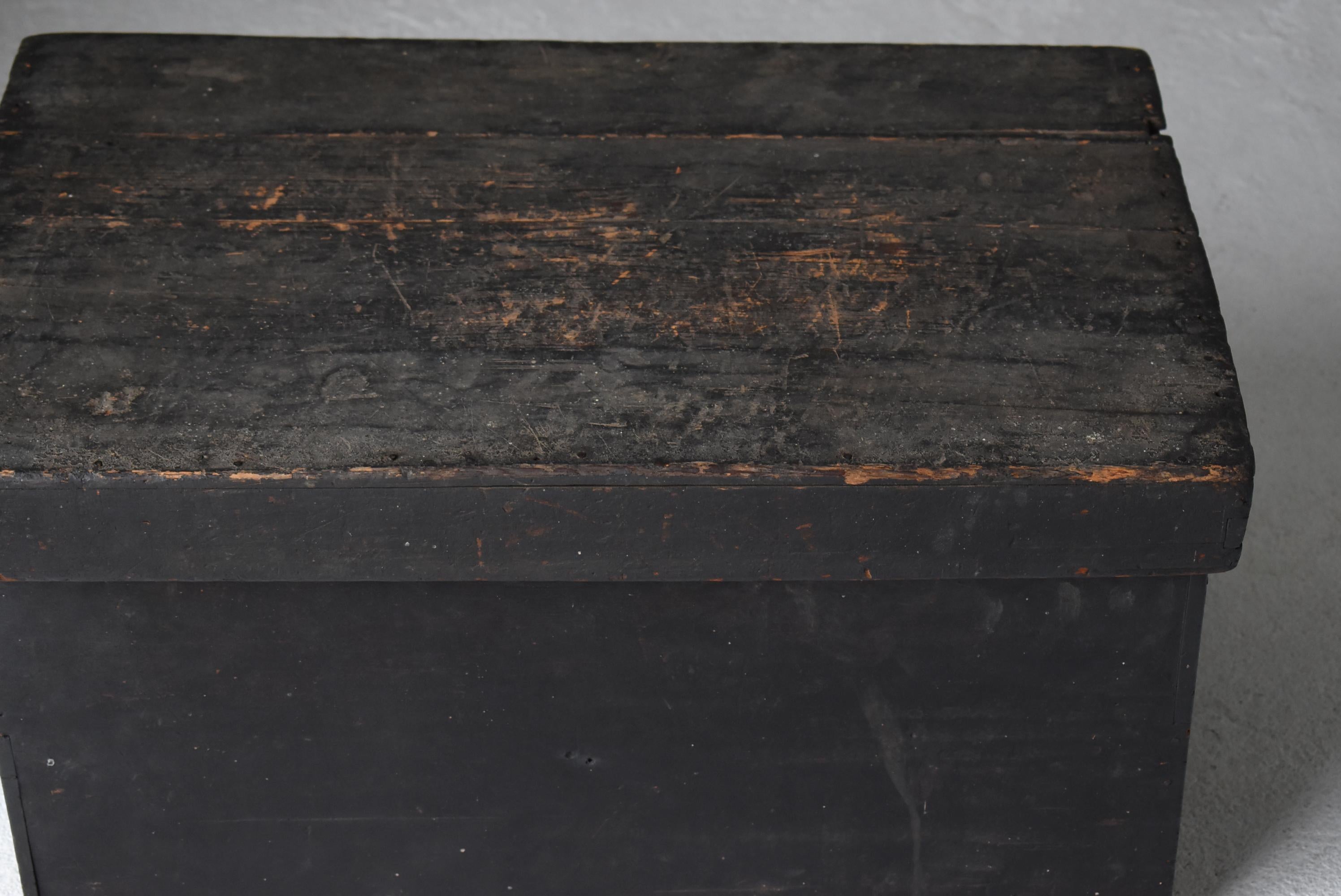 Japanese Antique Black Wooden Box 1860s-1900s / Side Table Nightstand Wabisabi In Good Condition For Sale In Chōsei District Nagara, JP