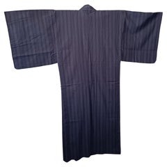 Yukata giapponese nero con motivo a righe