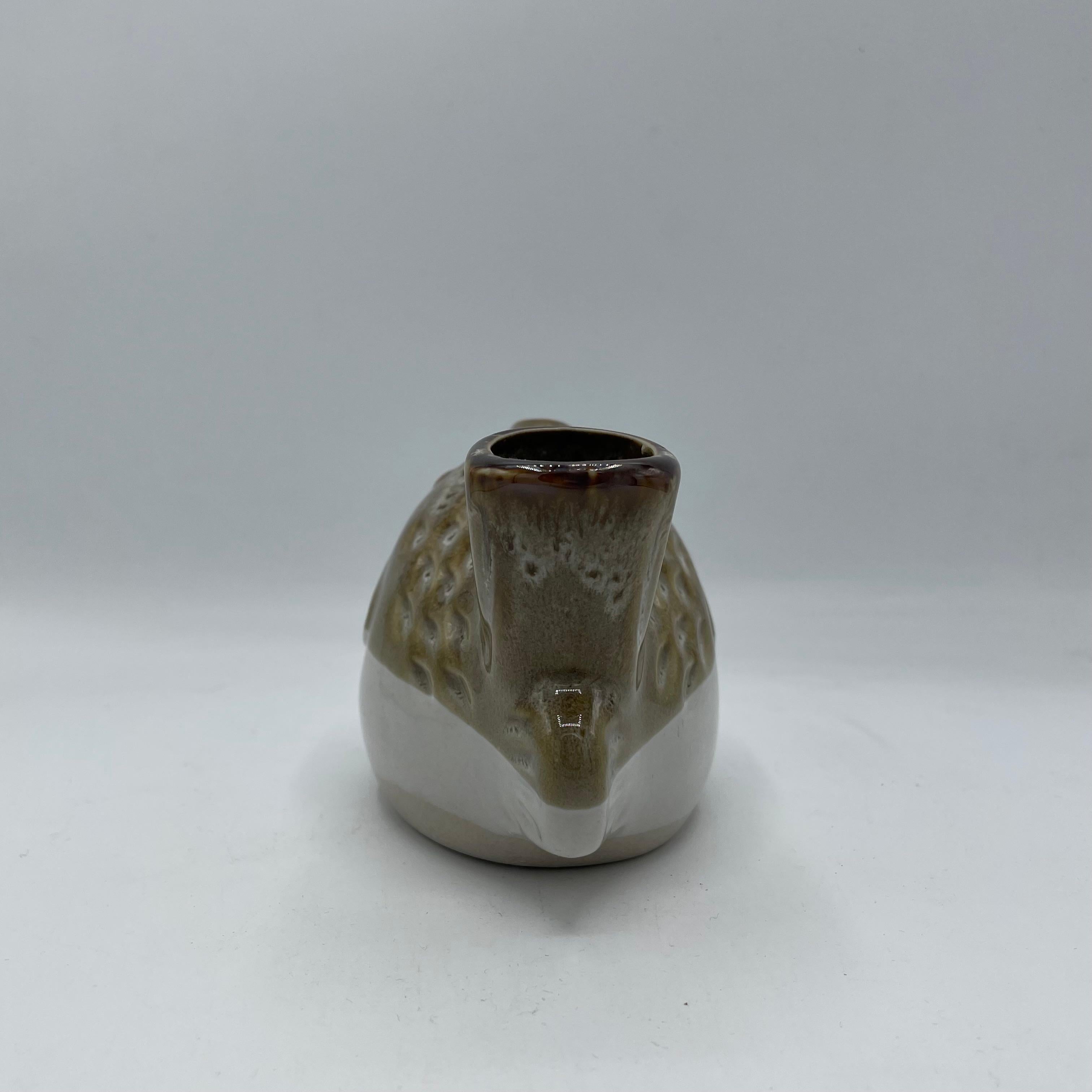 Dies ist eine Flasche mit einer Form von Blow Fisch mit Porzellan.
Es wurde in der Heisei-Ära in den 2000er bis 2010er Jahren hergestellt.
Diese Flasche ist zum Servieren von japanischem Sake bestimmt. 
Es war aus Vorbesitz, aber es war nie benutzt,