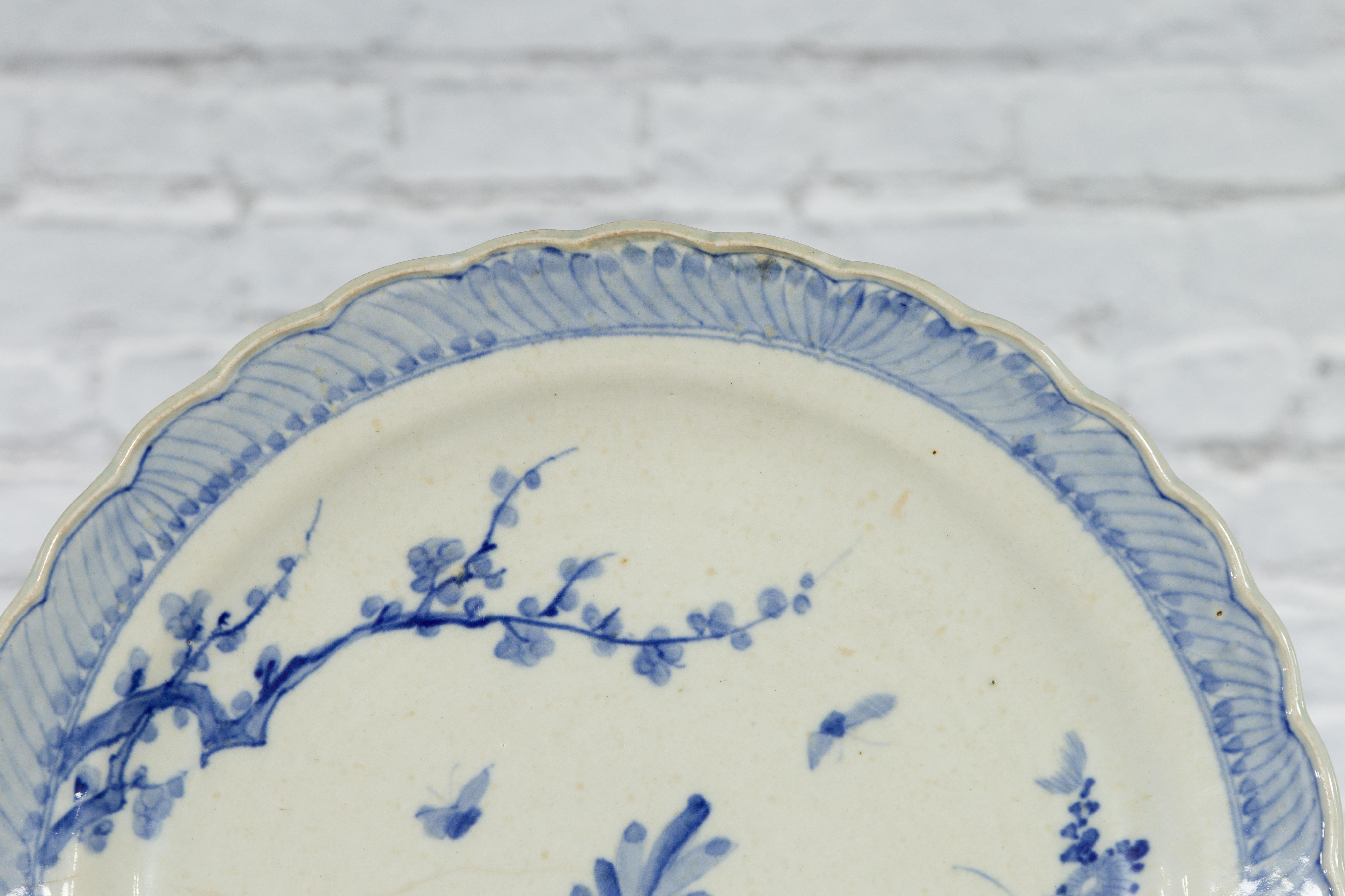 Japanischer blau-weißer, handbemalter Porzellanteller mit Laubdekor im Angebot 9
